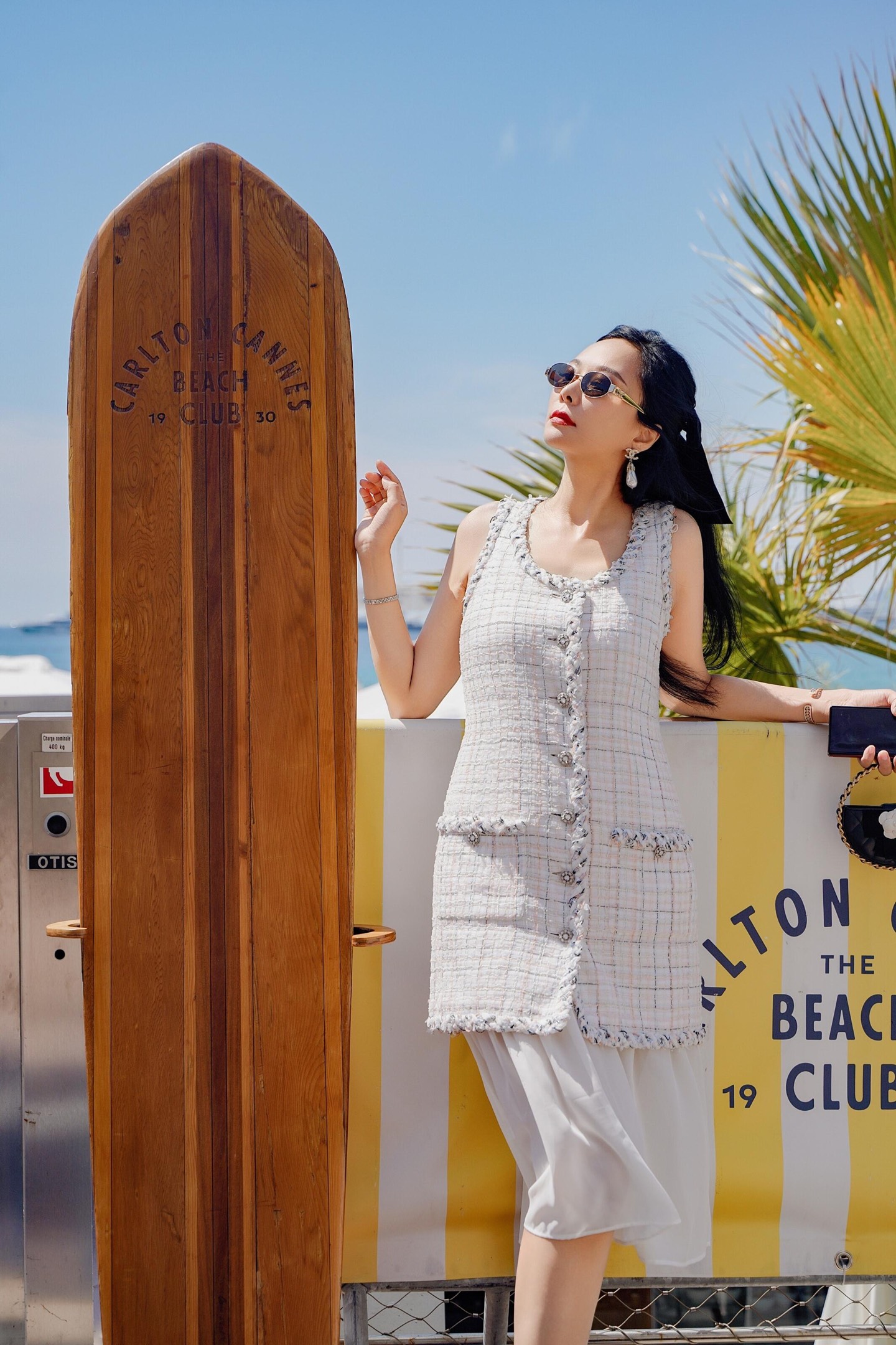 NO:561687,Chane* 25S Advanced Handicraft Workshop Series Spliced ​​Tweed Tulle Tank Top | Exclusively developed by yb!  High quality production!  Classic tweed is used to splice soft tulle. The retro texture of tweed and the ethereal elegance of tulle form a strong visual contrast, but they coexist harmoniously in the design language. The hand-woven raw edges on the neckline, placket and pockets embody the high-end handcraft workshop in every place.  The warmth of craftsmanship and metallic buttons embellish it, which is a low-key expression of brand recognition. The sleeveless version is neat and elegant, elegantly presenting the lines of women's shoulders and necks. Ready for sale S/M/L,,chanel,skirts,alexander  wang19860909Chane* 25S高级手工坊系列 拼接粗花呢薄纱背心裙丨独家yb开发！高版出品！采用经典粗花呢拼接柔美感薄纱,粗花呢的复古肌理与薄纱的空灵飘逸形成强烈视觉反差,却又在设计语言里和谐共生；领口、门襟与口袋处的手工编织毛边,每一处都凝聚着高级手工坊的匠艺温度,金属感纽扣点缀其间,是品牌辨识度的低调彰显.无袖版型利落大气,将女性肩颈线条优雅呈现.现货发售S/M/L,,chanel,skirts,alexander wang,Women's clothing