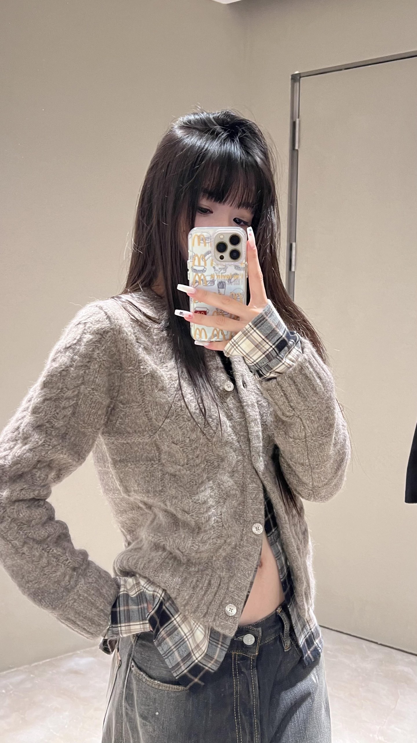 NO:561669,Acne Studi*s 25Fw early autumn new style cable plaid stitching fake two-piece wool knitted cardigan丨Exclusively developed by yb!  High quality production!  Selected wool blended fabric, soft and skin-friendly in early autumn, with both breathability and warmth. It adopts a fake two-piece structure, with a looming plaid shirt inside, breaking the monotony of knitted items; the outer layer of cable knitted wool is delicate and three-dimensional, combining Nordic minimalism and retro  Warmth is cleverly integrated. The single-breasted design is simple and neat, which not only retains the casual tone of the cardigan, but also adds interactivity to the outfit. The shape of the neckline can be adjusted according to style needs, and the sweet-cool or retro style can be switched at will. Available now in S/M/L,,acne  studios,shirts,alexander wang19860909Acne Studi*s 25Fw早秋新款 绞花格纹拼接假两件羊毛针织开衫丨独家yb开发！高版出品！精选羊毛混纺面料,早秋穿着柔软亲肤,兼具透气性与保暖性.采用假两件结构,内里格纹衬衫若隐若现,打破针织单品的单调感；外层绞花羊毛针织细腻立体,将北欧极简与复古温暖巧妙融合.单排扣设计简约利落,既保留了开衫的随性腔调,又为穿搭增添了互动性,可根据风格需求调节领口形态,甜酷、复古风随意切换.现货发售S/M/L,,acne studios,shirts,alexander wang,Women's clothing