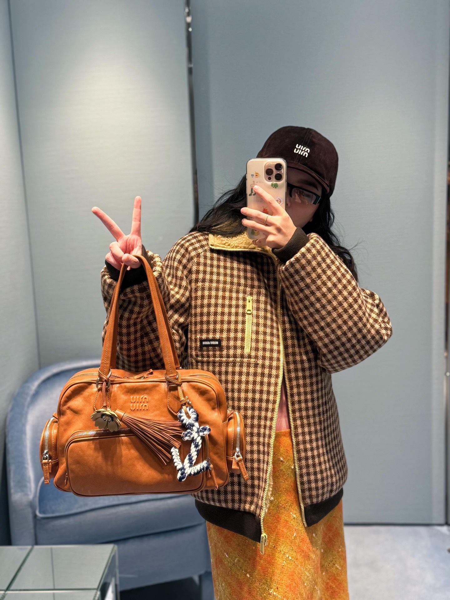 NO:561746,Miumi* 25FW new autumn and winter houndstooth cotton jacket | Exclusively developed by yb!  High quality production!  The brown-toned houndstooth wool fabric is used to create a retro tone; the beige plush on the collar and inside not only adds a warm texture, but also creates a contrasting color visually, instantly filling the sweet and cool atmosphere. The neat jacket style is matched with gold zippers and brand logo details, which perfectly combines Miu's girly feel with avant-garde design. Ready for sale S/M/L,, miumiu, jackets & coats, jackets & coats, alexander wang19860909Miumi* 25FW秋冬新款 千鸟格棉服夹克外套丨独家yb开发！高版出品！选用棕调千鸟格纹羊毛面料,复古腔调拉满；领口与内里的米黄色毛绒,既添温暖质感,又在视觉上形成撞色层次,甜酷氛围瞬间拉满.利落的夹克版型搭配金色拉链与品牌标识细节,将Miu的少女感与先锋设计感融合得恰到好处.现货发售S/M/L,,miumiu,jackets & coats,jackets & coats,alexander wang,Women's clothing