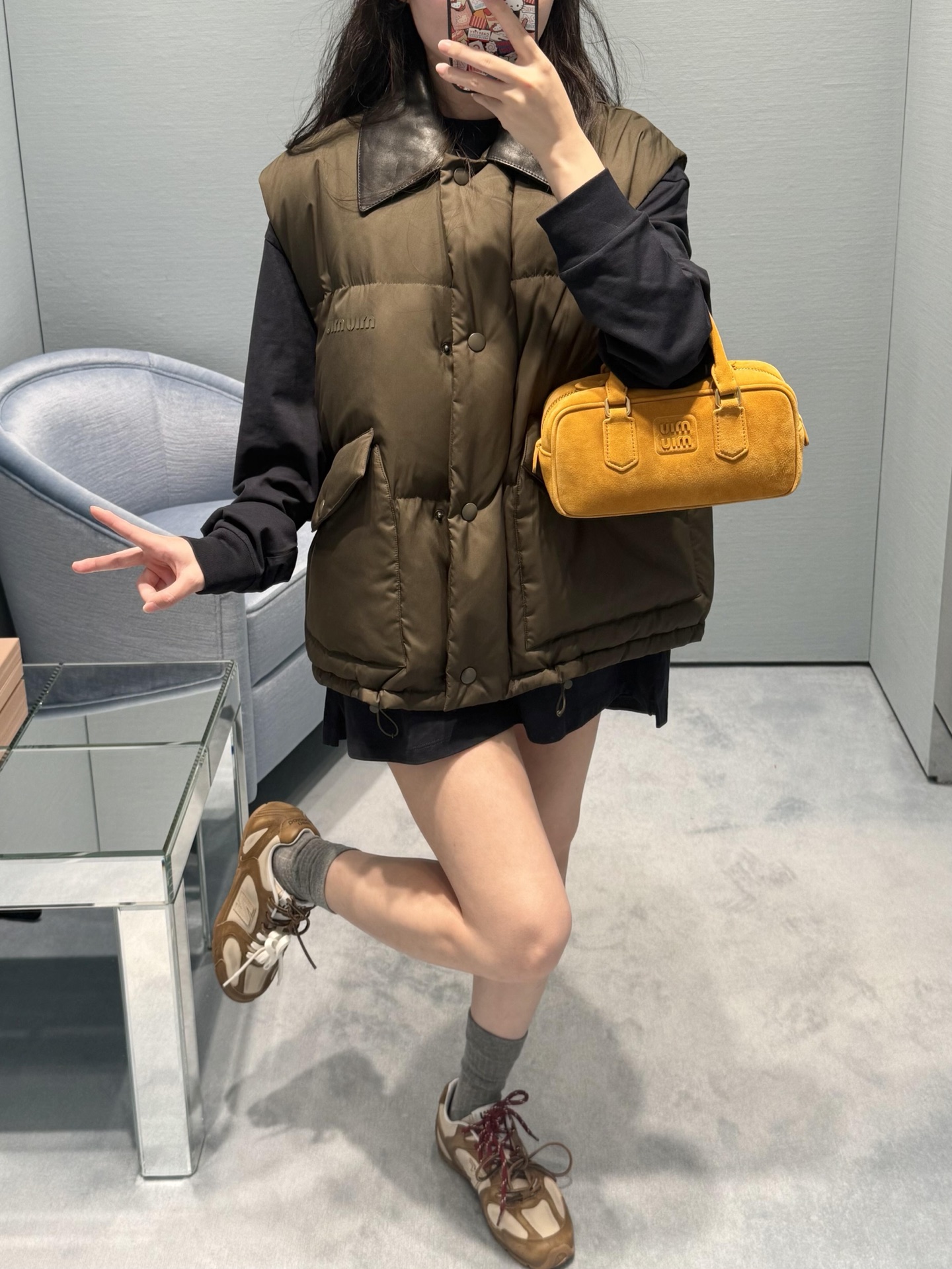 NO:561710,MiuMi* 25Fw new autumn and winter contrasting color genuine cowhide lapel sleeveless down jacket vest丨Exclusively developed by yb!  High quality production!  The contrasting genuine cowhide lapel is the visual focus. The tough texture of the dark brown leather is in sharp contrast with the fluffy softness of the down fabric. The down filling is full but not bloated. The neat tailoring outlines a casual and high-end silhouette. The large pocket design combines practicality and style, replicating the classic genes of retro workwear.  , and breaks the dullness with Miu-style sweet and cool accents; the sleeveless silhouette is compatible with multiple layering, wearing a white shirt inside is a fresh college style, and a black sweater is a French lazy style, allowing you to freely roam the boundaries of style. Ready for sale S/M/L,,miumiu,shirts,down  jacket,cowhide,alexander wang19860909MiuMi* 25Fw秋冬新款 撞色真牛皮翻领无袖羽绒服马甲丨独家yb开发！高版出品！撞色真牛皮翻领是视觉焦点,深棕皮革的硬朗质感与羽绒面料的蓬松柔软形成强烈对比,充绒量饱满却不显臃肿,利落剪裁勾勒出随性又高级的轮廓；大口袋设计兼具实用性与造型感,既复刻了复古工装的经典基因,又以Miu式甜酷腔调打破沉闷；无袖廓形兼容多元叠穿,内搭白衬衫是学院风的清新,配黑色针织衫则是法式慵懒,任你在风格边界自由游走.现货发售S/M/L,,miumiu,shirts,down jacket,cowhide,alexander wang,Women's clothing