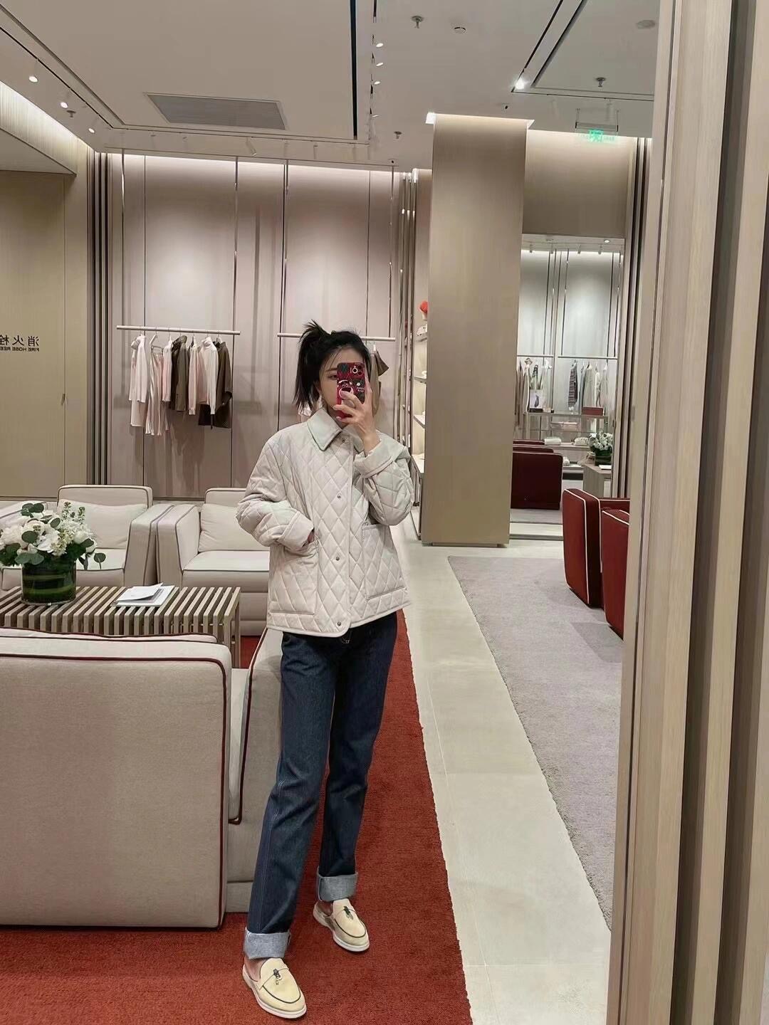 NO:563515,Loro Pi*na 25Fw early autumn new style diamond quilted old money style lapel cotton jacket丨Exclusively developed by yb!  High quality production!  The lapel design is retro and grand, easily outlining the neat neck line; the loose but not bloated silhouette is friendly to all body shapes. It can be layered with sweaters to create a sense of layering, or worn alone to support a 'relaxed and noble' style. The metal buttons are low-key embellishments, echoing the rhombus texture, and every detail tells the story of L P's ingenuity. Ready for sale S/M/L, loro piana, alexander wang19860909Loro Pi*na 25Fw早秋新款 菱格绗缝老钱风翻领棉服丨独家yb开发！高版出品！翻领设计复古又大气,轻松勾勒出利落的颈部线条；宽松却不臃肿的廓形,对各种身形都很友好,既能叠穿针织衫打造层次感,单穿也能靠版型撑起“松弛显贵”的风格.金属纽扣低调点缀,与菱格纹理形成呼应,每一处细节都在诉说L P的匠心底蕴.现货发售S/M/L,,loro piana,alexander wang,Women's clothing