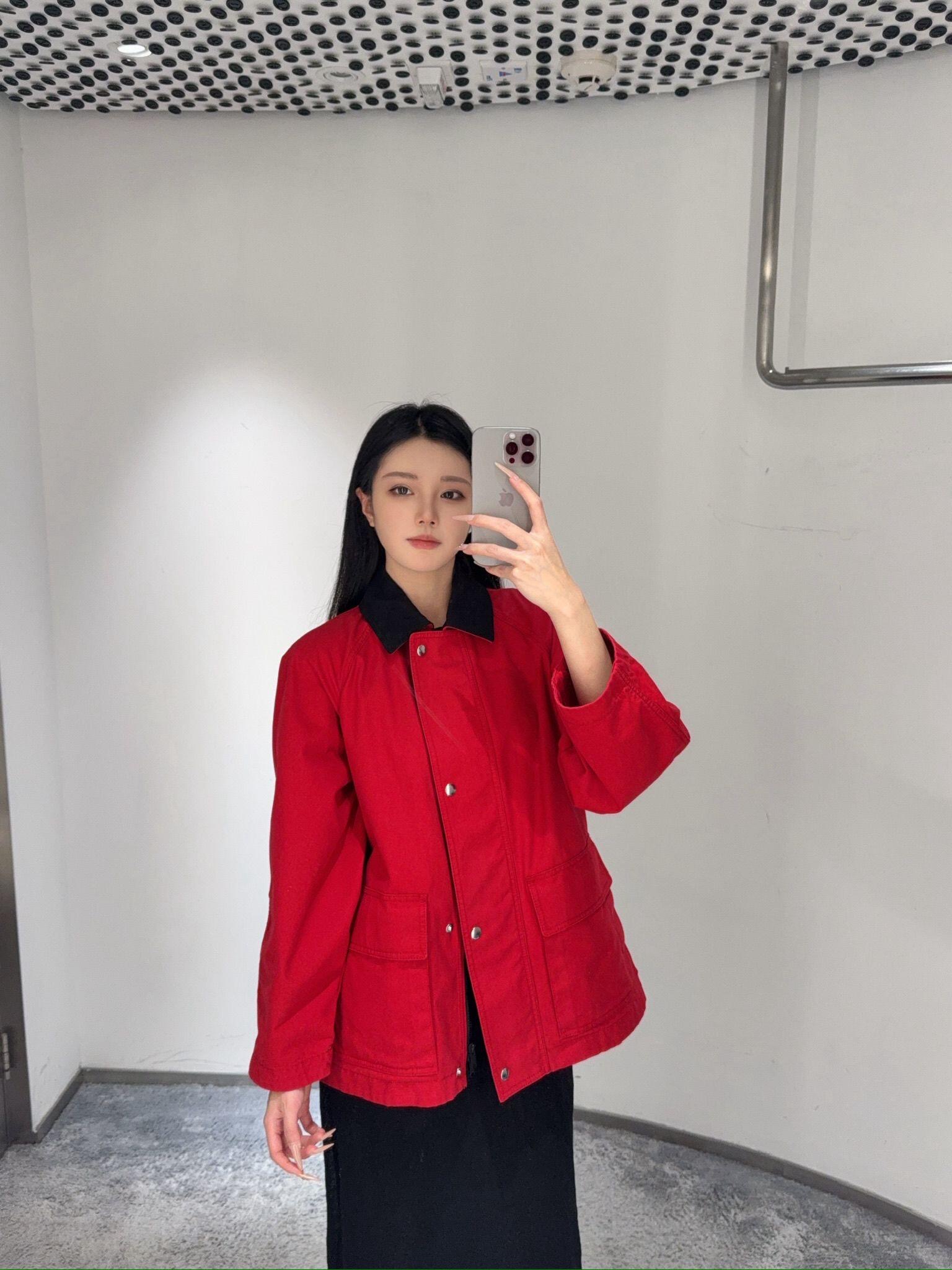 NO:563511,The Row 25Fw new autumn and winter minimalist silhouette retro contrasting color jacket丨Exclusive high-end version!  The black and red contrasting neckline is the visual focus, instantly lighting up the overall look, with a strong retro charm; the silhouette is loose but not draggy, and is extremely friendly to all body shapes. It can not only accommodate the layering of inner layers, but also rely on the pattern to support the 'relaxed and elegant' look.  Style. Metal snaps and hidden zipper double placket design, practicality and texture coexist; the drawstring details on the back are hidden, and the tightness can be adjusted according to preference to create different styles of silhouette changes. Available in stock S/M/L,, jackets  & coats,jackets & coats,alexander wang19860909The Row 25Fw秋冬新款 极简廓形复古撞色夹克外套丨独家高版出品！黑红撞色领口是视觉焦点,瞬间点亮整体造型,带着浓郁的复古韵味；廓形剪裁宽松却不拖沓,对各种身形都极度友好,既能包容内搭的叠穿层次,又能靠版型撑起“松弛显贵”的风格.金属按扣与隐藏式拉链双门襟设计,实用与质感并存；背部抽绳细节暗藏小心机,可根据喜好调节松紧,打造不同风格的廓形变化.现货发售S/M/L,,jackets & coats,jackets & coats,alexander wang,Women's clothing