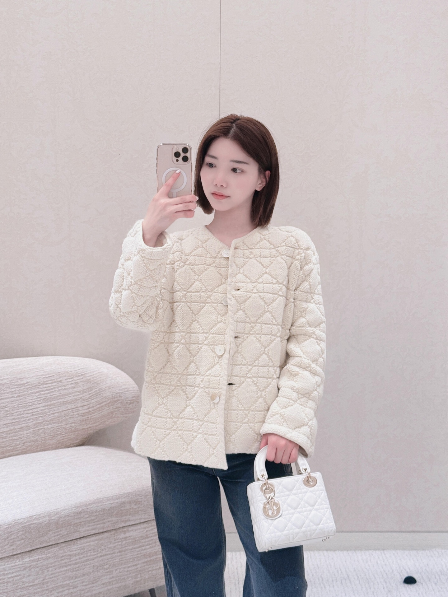 NO:564930,Dio* 25FW new autumn and winter cannage knitted single-breasted cardigan jacket丨Exclusive high-end version!  All-over three-dimensional cannage knitting, embossed letter logo on the back, luxurious ratio of 56 sheep wool + 24 cashmere nylon, Italian origin craftsmanship, so that the fabric has the softness and warmth of cashmere, but also has the three-dimensional texture of knitting. You can enjoy a cloud-like luxury experience when you touch the skin. Winter protection and fashion coexist. Available in stock S/M/L, dior, jackets & coats, alexander wang19860909Dio* 25FW秋冬新款 藤格纹针织单排扣开衫外套丨独家高版出品！满幅立体藤格纹针织,后背浮雕式字母标识,56绵羊毛+24山羊绒锦纶的奢华配比,意大利原产工艺,让面料既有羊绒的柔糯保暖,又兼具针织的立体肌理,触肤即享云朵般的奢适体验,秋冬御寒与时髦并存.现货发售S/M/L,,dior,jackets & coats,alexander wang,Women's clothing