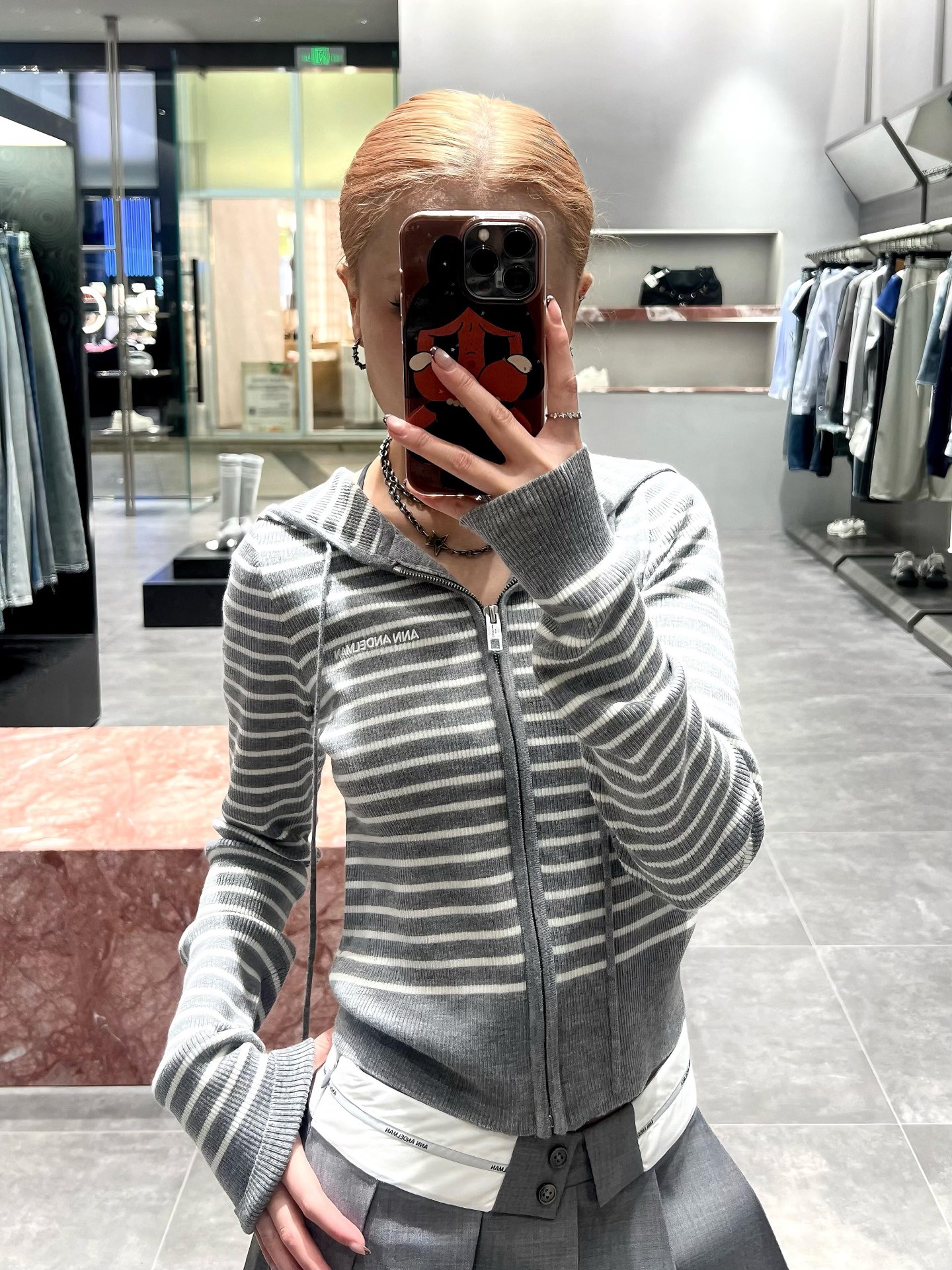 NO:564937,ANN ANDELM*N 25Fw new autumn and winter gray striped hooded knitted cardigan | Exclusive high-end version!  The hooded design has a casual attribute, and the drawstring details add a layer of style; the full zipper closure can be worn open to create a casual atmosphere. The classic gray and white stripes are intertwined, and the brand letter logo on the chest low-key highlights your identity, making you easily become the focus of fashion among the crowd!  Available in stock S/M/L,,hats,alexander wang19860909ANN ANDELM*N 25Fw秋冬新款 灰色条纹连帽针织开衫丨独家高版出品！连帽设计自带休闲属性,抽绳细节增添造型层次；全拉链开合,可敞开穿营造随性氛围,经典灰白条交织,胸前品牌字母标识低调彰显身份,让你在人群中轻松成为潮流焦点！现货发售S/M/L,,hats,alexander wang,Women's clothing