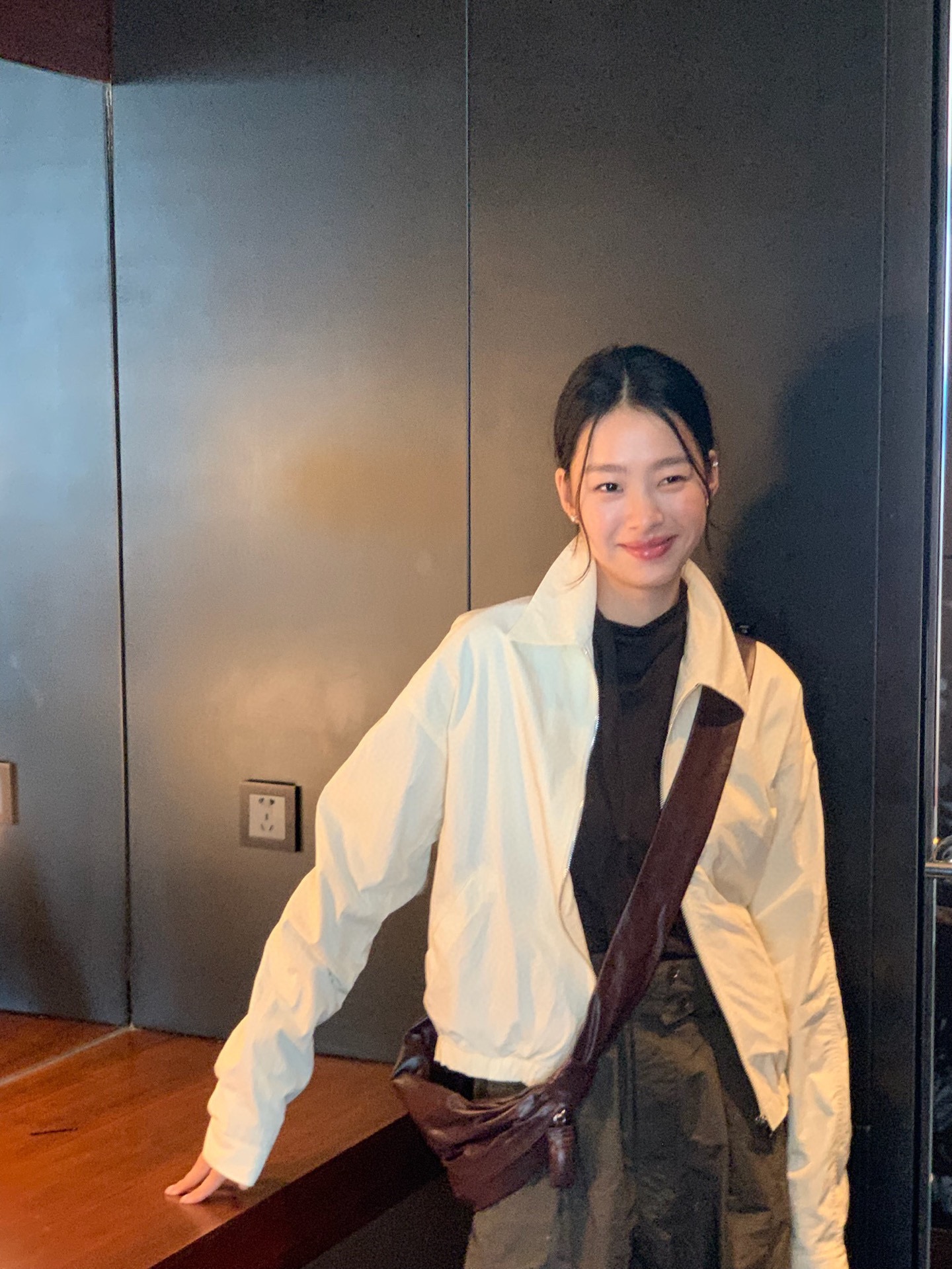 NO:564939,Lema*re 25Fw early autumn new style classic cool intellectual style jacket丨Exclusively developed by yb!  High quality production!  The loose dropped shoulders and long-sleeved design create a casual but stylish sense of relaxation, just like the calmness and alienation of intellectuals. Pair it with a dark brown turtleneck and this jacket, and then pair it with overalls of the same color and a retro brown satchel. From the color level to the style, it perfectly interprets the essence of the cool intellectual style - restrained elegance and rational romance. Available now in S/M/L, satchels, jackets &  coats,jackets & coats,alexander wang19860909Lema*re 25Fw早秋新款 经典清冷知识分子风格夹克外套丨独家yb开发！高版出品！宽松的落肩与长袖设计,营造出随性却不失格调的松弛感,恰如知识分子骨子里的从容与疏离.内搭深棕高领衫,外搭这款夹克,再配搭同色系工装裤与复古棕调挎包,从色彩层次到风格调性,都完美诠释了清冷知识分子风的精髓——克制的优雅、理性的浪漫.现货发售S/M/L,,satchels,jackets & coats,jackets & coats,alexander wang,Women's clothing