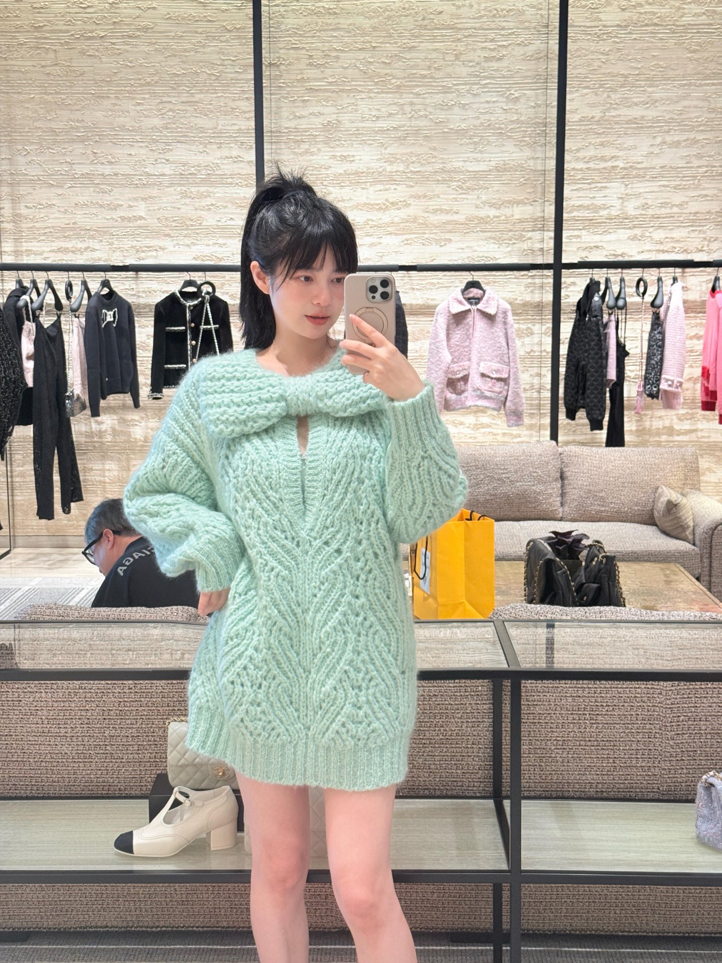 NO:564936,Chan*l 25K high-end handmade workshop series new green big bow long-sleeved knitted sweater丨Exclusively developed by yb!  High quality production!  The whole body adopts heavy cable knitting technology. Mint green yarns interweave to create rich layered textures. The three-dimensional and full bow at the neckline is a poetic expression of feminine temperament. The handmade knitted texture makes every arc full of ingenuity. It is both retro and highly recognizable, and instantly becomes the visual center of the look. Loose  The oversize silhouette is suitable for various body shapes, and it is lazy and casual; the slightly exposed design at the neckline cleverly incorporates a touch of sexiness into the sweetness, and is just right. Available in stock S/M/L,,chanel,versace,sweaters,alexander  wang19860909Chan*l 25K高级手工坊系列新款 绿色大蝴蝶结长袖针织毛衣丨独家yb开发！高版出品！全身采用重工绞花针织工艺,薄荷绿的纱线交织出富有层次的纹理,领口处立体饱满的大蝴蝶结,是对女性柔美气质的诗意表达,手工感针织肌理让每一处弧度都充满匠心,既复古又极具辨识度,瞬间成为造型的视觉中心.宽松的oversize廓形,适配各种身形,慵懒中透着随性；领口处的微露设计,在甜美中巧妙融入一丝小性感,平衡得恰到好处.现货发售S/M/L,,chanel,versace,sweaters,alexander wang,Women's clothing