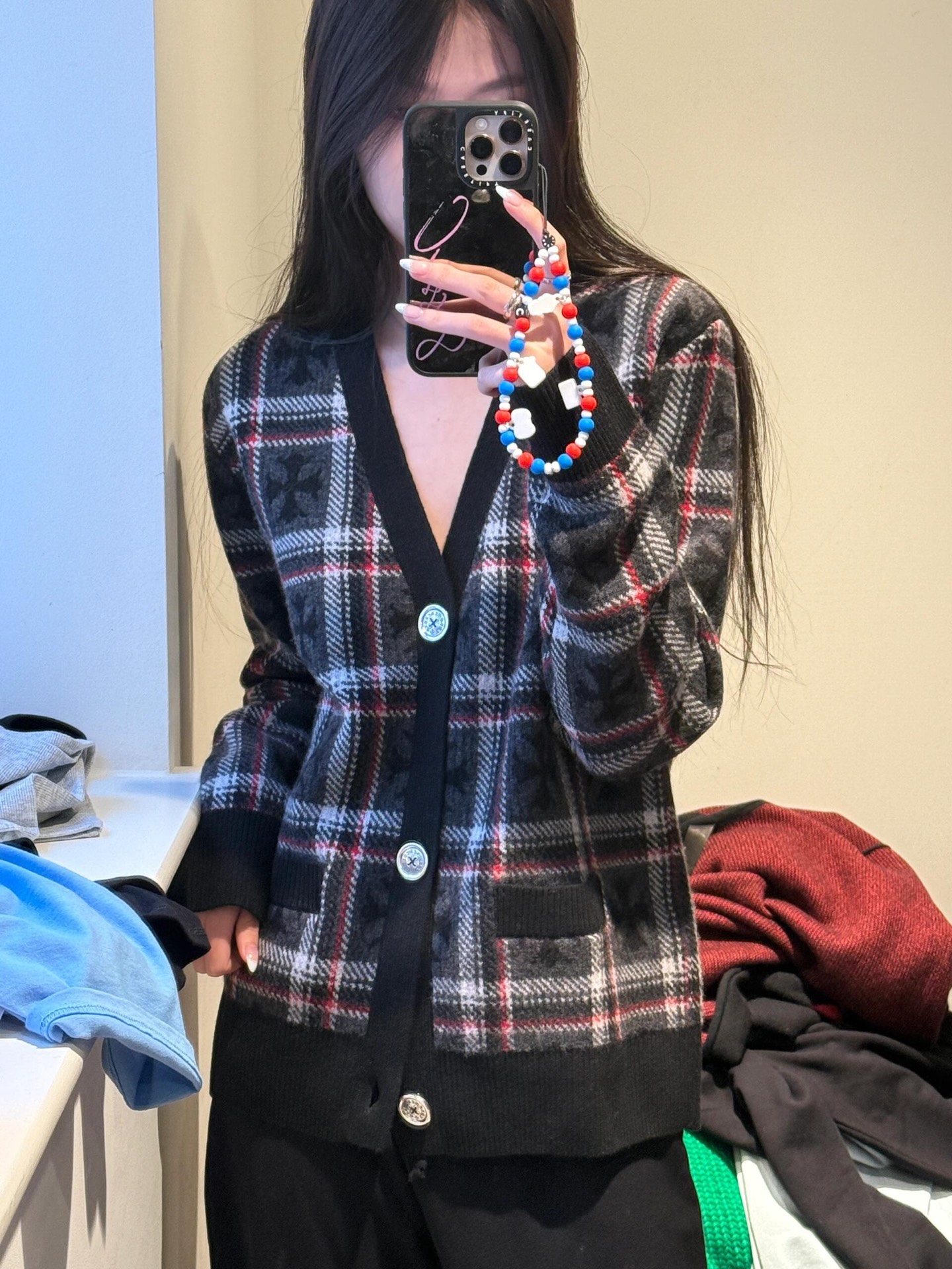 NO:564944,Chr*me Hearts 25Fw Early Autumn New Cross Check Knitted Cashmere Cardigan丨Exclusive high-end version!  Same style for men and women, selected high-quality cashmere blended fabrics, fine and solid knitting technology, soft as a cloud but with a crisp silhouette. The classic cross pattern of Crow Heart is hidden in the plaid texture. The classic V-neck design extends the neck line, and metal buttons are embellished throughout.  They are all like trendy badges; the loose oversize silhouette is suitable for multiple styles, the patch pockets on both sides are practical and stylish, and the contrasting black edges enhance the layering, giving the overall design an unruly retro look. Available now in S/M/L, versace, chrome  hearts,alexander wang19860909Chr*me Hearts 25Fw早秋新款 十字架格纹针织羊绒开衫丨独家高版出品！男女同款,精选高品质羊绒混纺面料,针织工艺细腻扎实,触感柔软如云朵却自带挺括廓形,格纹肌理中暗藏克罗心经典十字架暗纹,经典V领设计延伸颈部线条,金属质感纽扣点缀其间,每一颗都似潮流徽章；宽松oversize廓形适配多元风格,两侧贴袋实用又具造型感,黑边撞色强化层次,让整体设计在复古中透着不羁.现货发售S/M/L,,versace,chrome hearts,alexander wang,Women's clothing