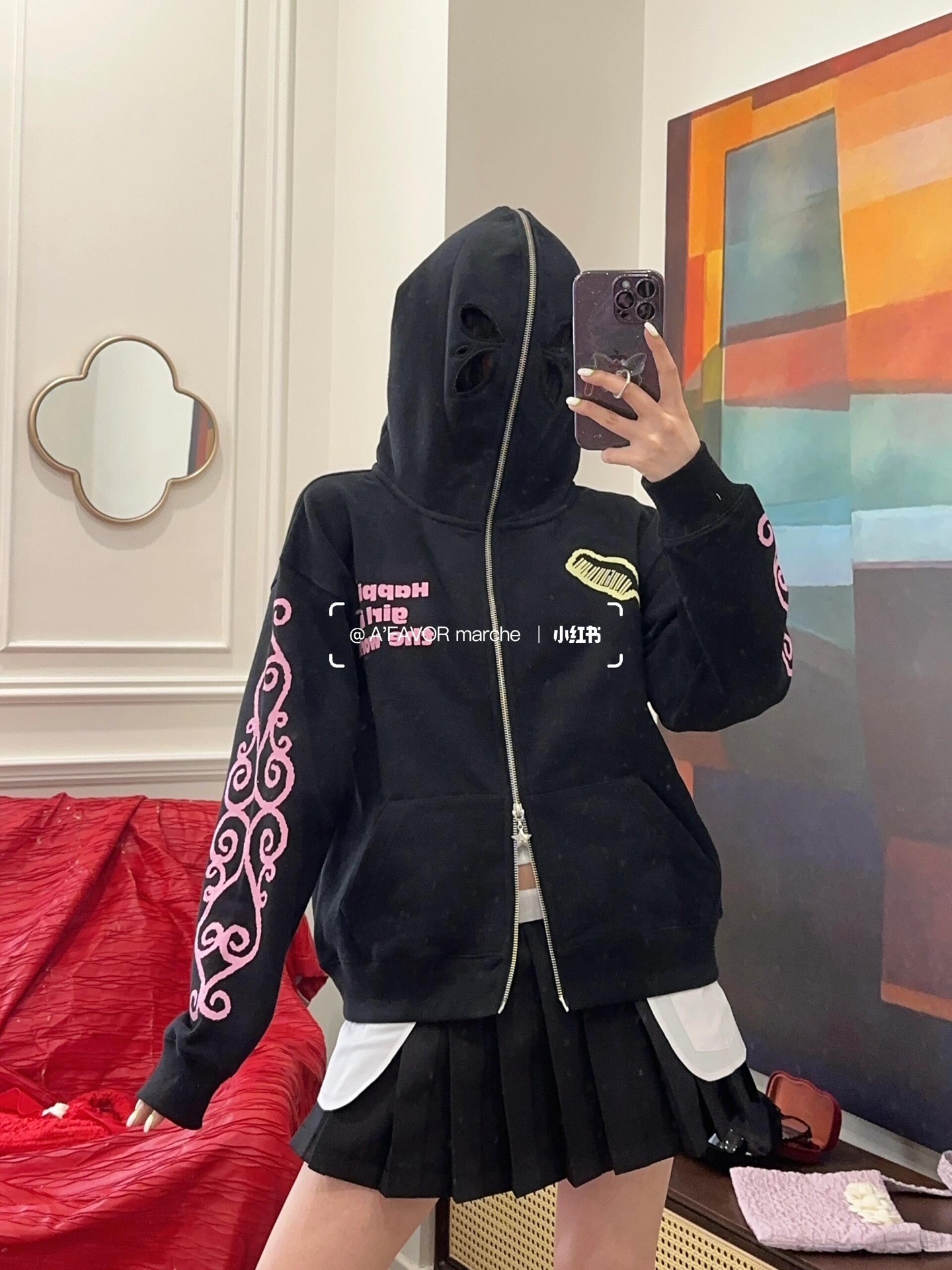 NO:564954,Ashley Wil*iams 25Fw new autumn and winter cat print hooded jacket丨Exclusive high-end version!  The highly recognizable full-wrap hood design, with eye-hole details full of mysterious atmosphere, zippers running through the hood, and two white cat prints tied with red ribbons on the back, breaks the dullness of the black jacket with a retro feel. It is made of heavy cotton-feel fabric, which is crisp, stylish, and elegant.  Without sacrificing comfort, the loose oversize silhouette is friendly to all body shapes, and the dropped shoulder design enhances the sense of street laziness. It can be worn layered or worn alone to create a layered look. Available now in S/M/L, versace, jackets  & coats,hats,alexander wang19860909Ashley Wil*iams 25Fw秋冬新款 猫咪印花连帽外套丨独家高版出品！极具辨识度的全包裹式连帽设计,眼部镂空细节充满神秘氛围感,拉链贯穿帽身,后背两只系着红丝带的白色猫咪印花,以复古感视觉打破黑色外套的沉闷,选用重磅棉感面料,挺括有型却不失舒适,宽松oversize廓形对各种身形友好,落肩设计强化街头慵懒感,日常叠穿或单穿都能打造出层次丰富的造型.现货发售S/M/L,,versace,jackets & coats,hats,alexander wang,Women's clothing