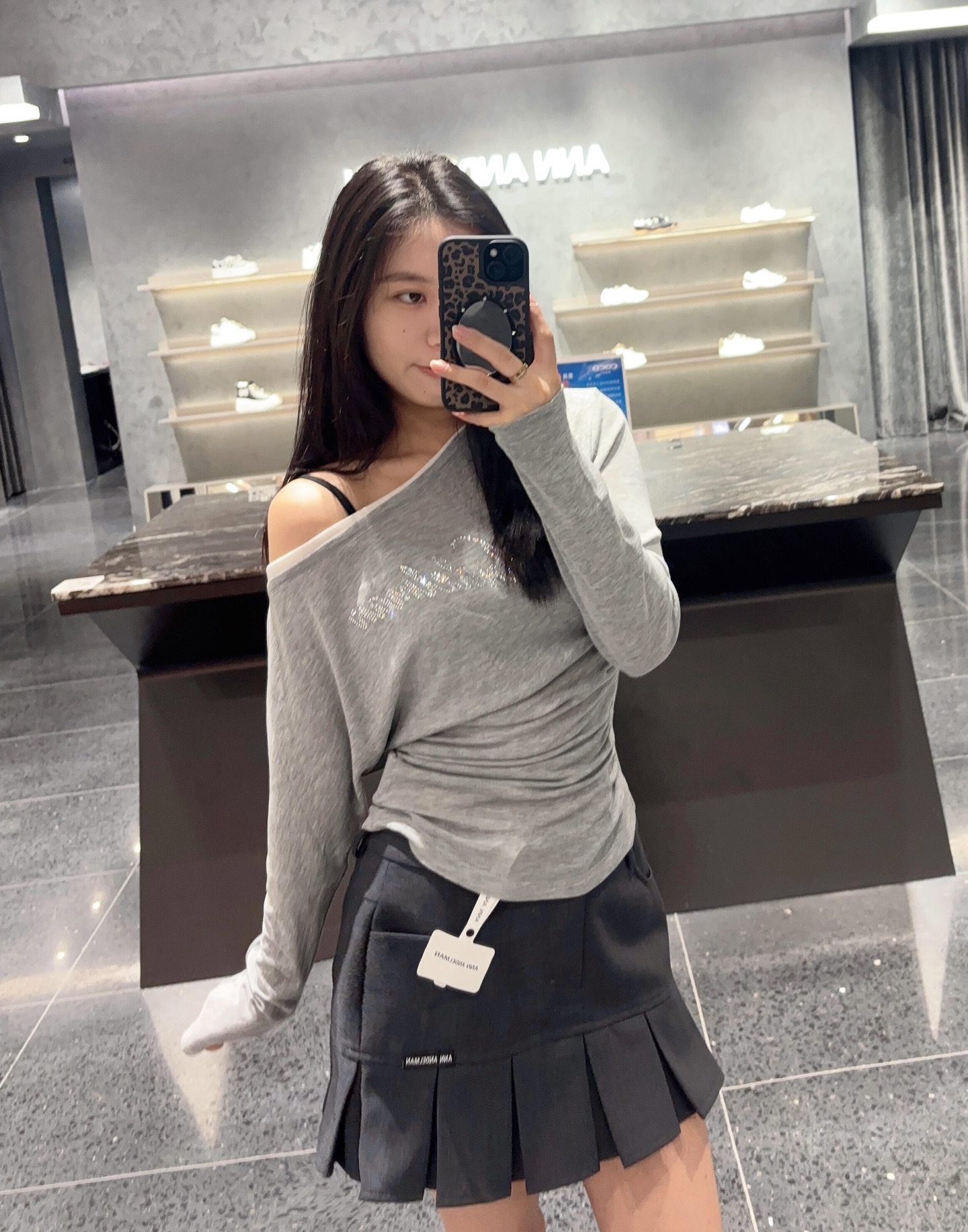 NO:564964,ANN ANDEL*AN 25Fw early autumn new style letter hot diamond oblique shoulder basic casual long-sleeved T-shirt丨Exclusively developed by yb!  High quality production!  It is made of skin-friendly, soft and waxy high-count cotton fabric, which is comfortable, breathable and suitable for the early autumn climate; the letters on the chest are presented with exquisite hot diamonds, which blingbling under the refraction of light, and the side pleated waist design cleverly modifies the body shape. The ratio of loose and slim is just right. It can be worn alone to highlight the figure, or layered to create layers, and it is practical to wear. Available in stock S/M/L, tees, t-shirt, alexander wang19860909ANN ANDEL*AN 25Fw早秋新款 字母烫钻斜肩基础休闲长袖T恤丨独家yb开发！高版出品！选用亲肤软糯的高支棉面料,舒适透气适配早秋气候；胸前字母以精致烫钻呈现,光线折射下blingbling闪烁,侧面褶皱收腰设计巧妙修饰身形,宽松与修身的比例拿捏得恰到好处,既能单穿凸显身材,又能叠穿打造层次,实穿性拉满.现货发售S/M/L,,tees，t-shirt,alexander wang,Women's clothing