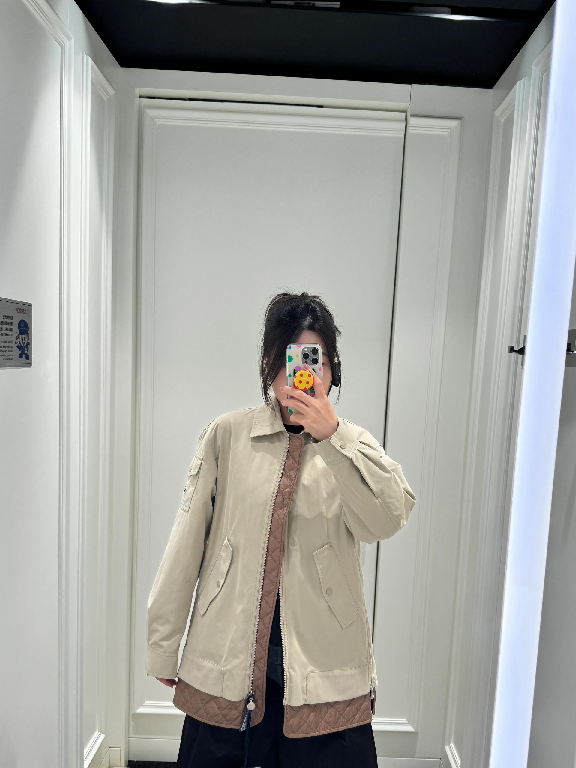 NO:564973,Moncl*r 25Fw new autumn and winter Felci lapel light cotton fake two-piece short coat丨Exclusively developed by yb!  High quality production!  Made of light and breathable functional fabrics, it is suitable for wearing in many seasons from early autumn to late winter. The iconic armband on the left arm low-key highlights the identity. The metal zipper echoes the brand's triangle logo details. The light khaki main fabric and the brown quilted lining form a visual overlay.  The effect is that the lapel design is neat and capable, and the quilting details extend from the placket to the hem. It can be worn alone to create a neat look, or can be layered and compatible with inner layers. It has both practicality and fashion sense. Available in stock S/M/L,,jackets  & coats,alexander wang19860909Moncl*r 25Fw秋冬新款 Felci翻领轻薄棉服假两件短外套丨独家yb开发！高版出品！选用轻薄透气的功能性面料,适配早秋到深冬的多季穿着,左臂标志性袖章低调彰显身份,金属拉链与品牌三角徽标细节呼应,浅卡其主面料与棕色绗缝内里形成视觉叠穿效果,翻领设计利落干练,绗缝细节从门襟延伸至下摆,既能单穿打造利落造型,又能叠穿兼容内搭层次,实穿性与时尚感兼备.现货发售S/M/L,,jackets & coats,alexander wang,Women's clothing