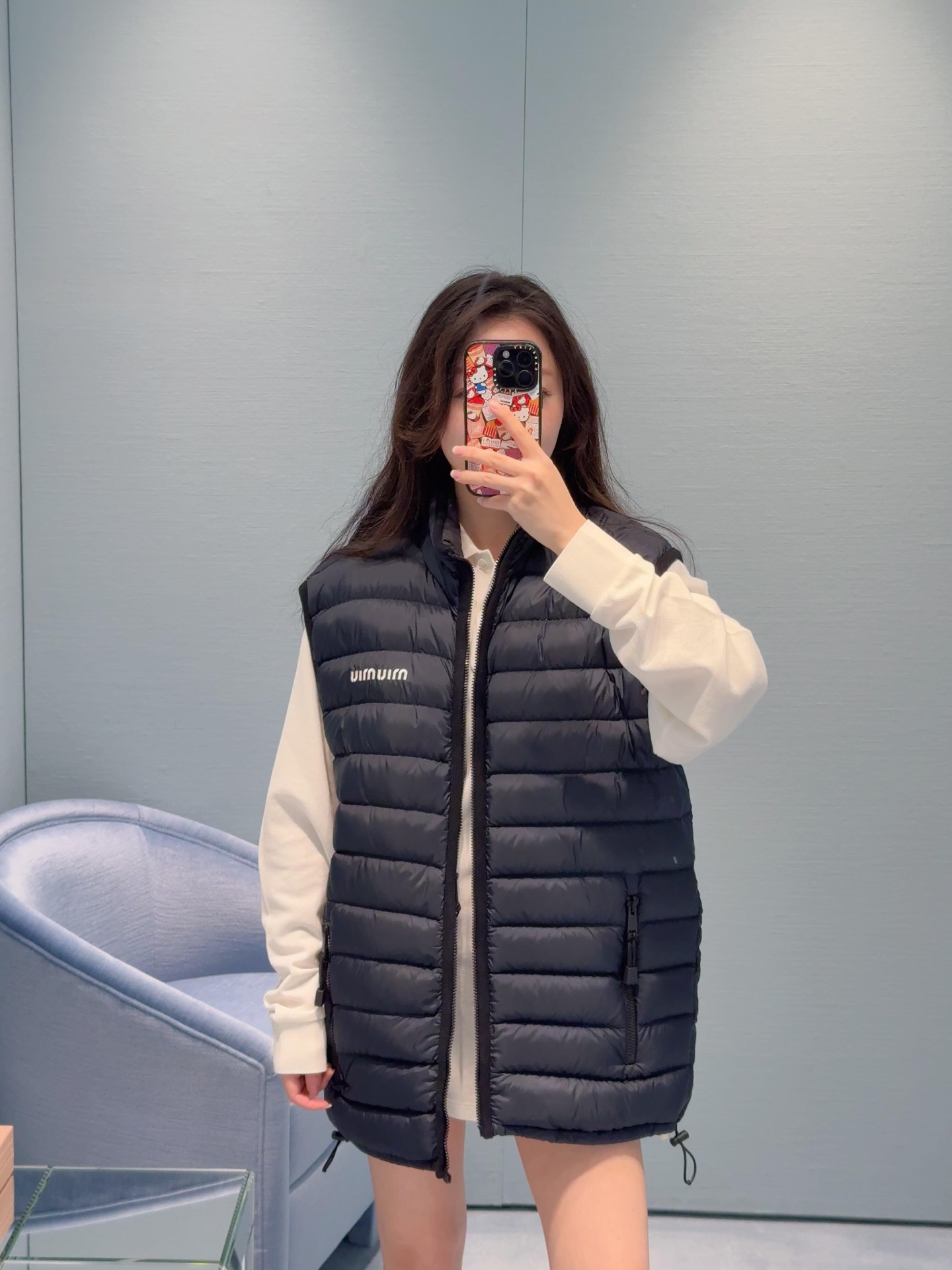 NO:566727,MiuMi* 25FW new autumn and winter lightweight quilted zipper down vest丨Exclusively developed by yb!  High quality production!  The quilting process locks the fluffy down into a neat silhouette, the stand-up collar zipper design is neat and cool, and the zipper pockets on both sides hide hidden secrets. Practicality and fashion are at one hand. Starting from the cool black tone, it can be worn by both men and women!  Add a touch of Miu style coolness to your autumn and winter looks. Available now in S/M/L,,miumiu,down jacket,alexander wang19860909MiuMi* 25FW秋冬新款 轻便绗缝拉链羽绒马甲丨独家yb开发！高版出品！绗缝工艺将蓬松羽绒妥帖锁进利落廓形,立领拉链设计利落飒爽,两侧拉链口袋暗藏小心机,实用性与时髦感一手抓.从酷感黑调出发,男女皆可驾驭！秋冬造型添上一抹Miu式酷飒.现货发售S/M/L,,miumiu,down jacket,alexander wang,Women's clothing