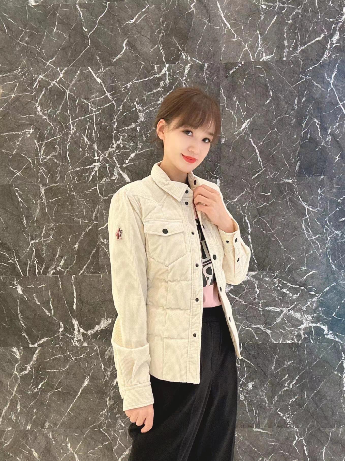 NO:566736,Mon*ler 25 new autumn and winter shirt-style corduroy down jacket | Exclusively developed by yb!  High quality production!  The corduroy fabric has a retro texture, and it collides with the fluffy down to create a wonderful spark that not only retains the gentle texture of corduroy, but also uses down filling to upgrade the warmth. Classic elements such as shirt-style lapels, metal buttons, three-dimensional pockets, and the brand logo on the sleeves and arms low-key highlight the identity. The neat tailoring outlines the waistline. Layered sweaters or sweatshirts are a lazy daily life for French girls. Ready for sale S/M/L,, hoodie, sweatshirts, jackets &  coats, sweaters, shirts, down jacket, alexander wang19860909Mon*ler 25秋冬新款 衬衫式灯芯绒羽绒服外套丨独家yb开发！高版出品！灯芯绒面料自带复古肌理,与蓬松羽绒碰撞出奇妙火花既保留灯芯绒的温柔质感,又借由羽绒填充实现保暖升级.衬衣式翻领、金属纽扣、立体口袋等经典元素,袖臂处的品牌徽标低调彰显身份,利落剪裁勾勒腰线,叠穿毛衣或卫衣,是法式女孩的慵懒日常.现货发售S/M/L,,hoodie,sweatshirts,jackets & coats,sweaters,shirts,down jacket,alexander wang,Women's clothing