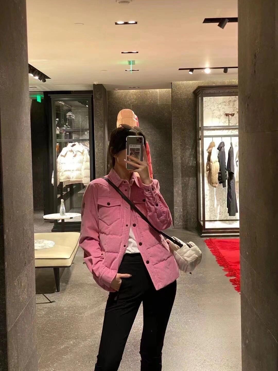 NO:566746,Mon*ler 25 new autumn and winter shirt-style corduroy down jacket | Exclusively developed by yb!  High quality production!  The corduroy fabric has a retro texture, and it collides with the fluffy down to create a wonderful spark that not only retains the gentle texture of corduroy, but also uses down filling to upgrade the warmth. Classic elements such as shirt-style lapels, metal buttons, three-dimensional pockets, and the brand logo on the sleeves and arms low-key highlight the identity. The neat tailoring outlines the waistline. Layered sweaters or sweatshirts are a lazy daily life for French girls. Ready for sale S/M/L,, hoodie, sweatshirts, jackets &  coats, sweaters, shirts, down jacket, alexander wang19860909Mon*ler 25秋冬新款 衬衫式灯芯绒羽绒服外套丨独家yb开发！高版出品！灯芯绒面料自带复古肌理,与蓬松羽绒碰撞出奇妙火花既保留灯芯绒的温柔质感,又借由羽绒填充实现保暖升级.衬衣式翻领、金属纽扣、立体口袋等经典元素,袖臂处的品牌徽标低调彰显身份,利落剪裁勾勒腰线,叠穿毛衣或卫衣,是法式女孩的慵懒日常.现货发售S/M/L,,hoodie,sweatshirts,jackets & coats,sweaters,shirts,down jacket,alexander wang,Women's clothing