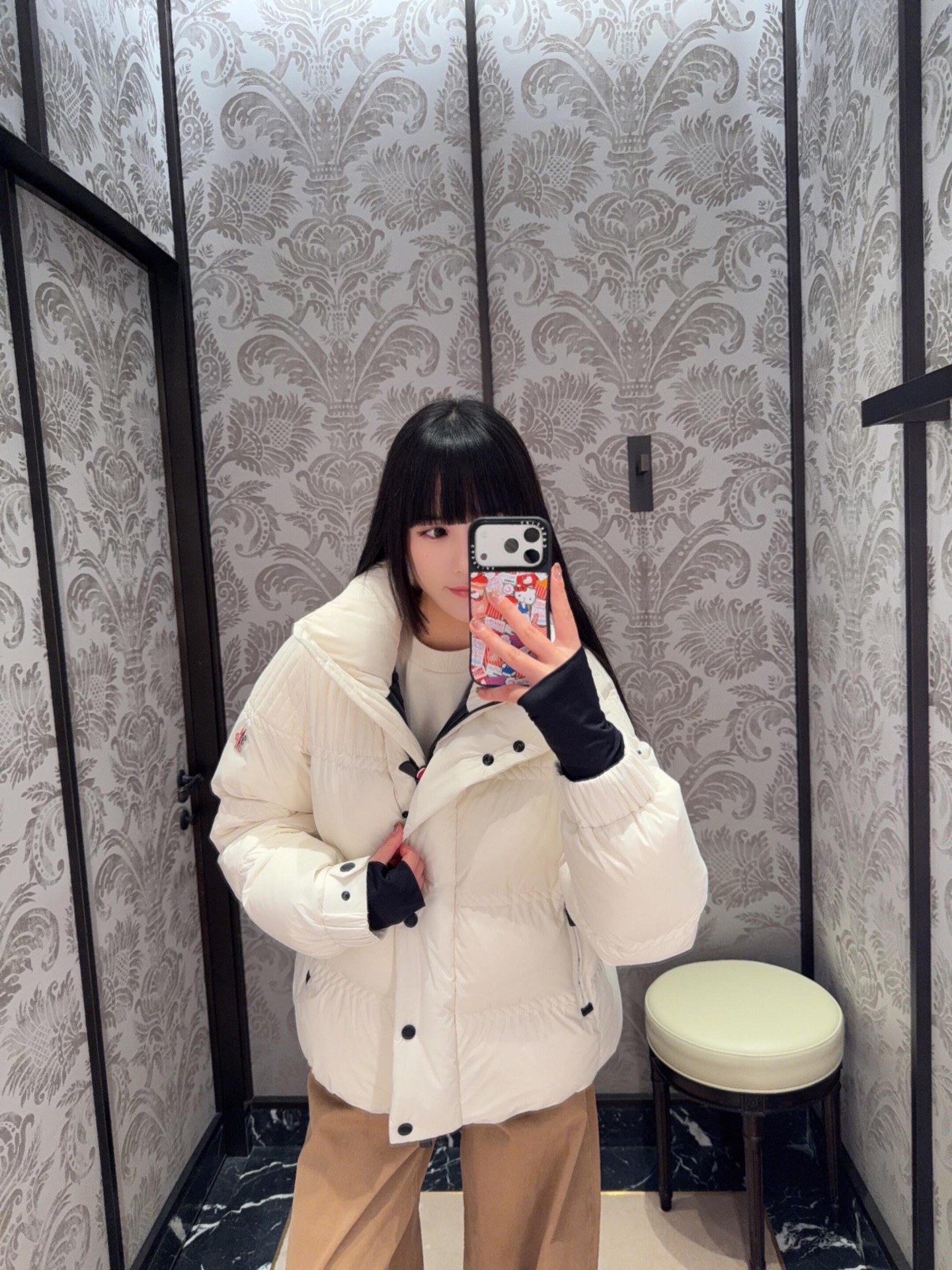 NO:567901,Moncl*r 25FW new autumn and winter ANGLIN short ski series spliced ​​down jacket丨exclusively developed by yb!  High quality production!  The exclusive windproof and waterproof technical fabric can cope with the wet and cold environment of the ski resort with ease. Filled with high-fill goose down, it can still achieve the 'lightweight but temperature-locking' effect in the short version. The stand-up collar design can be flexibly adjusted to protect the core warmth zone of the neck; sleeves  The elastic cuffs at the mouth and hidden glove design firmly lock in the heat and facilitate skiing movements; the functional pockets on the body are both beautiful and practical, creating a dual variation of style and practicality. Available now S/M/L,,down  jacket,gloves,alexander wang19860909Moncl*r 25FW 秋冬新款 ANGLIN短款滑雪系列拼接羽绒服丨独家yb开发！高版出品！ 专属的防风防水科技面料,应对雪场的湿冷环境游刃有余,填充高蓬松度鹅绒,在短款版型下仍能实现“轻量却锁温”的效果,立领设计可灵活调节,护住颈部核心保暖区；袖口的弹性收口与隐藏式手套设计,牢牢锁住热量,同时方便滑雪动作；衣身的功能性口袋兼具美观与实用,奏响一场风格与实用的双重变奏.现货发售S/M/L,,down jacket,gloves,alexander wang,Women's clothing