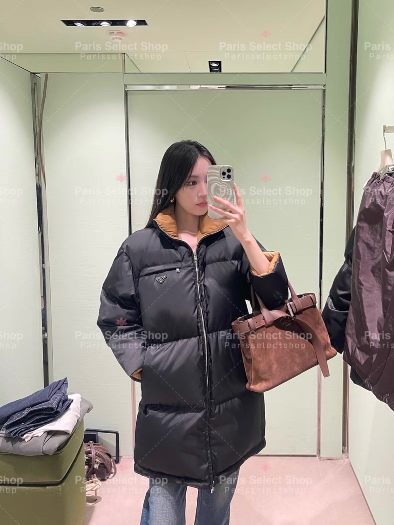 NO:567917,prad* 25Fw new autumn and winter mid-length contrasting triangle logo silhouette down jacket丨Exclusively developed by yb!  High quality production!  The oversize mid-length silhouette is very tolerant to all body shapes, creating the most popular 'relaxed' dressing atmosphere. Underneath the seemingly lazy silhouette, there is the ultimate pursuit of warmth - the full down filling completely isolates the cold winter wind, while creating a highly sculptural 'fashion puff' shape, so you don't have to compromise between warmth and style. Ready for sale S/M/L,, prada, versace, down  jacket,alexander wang19860909prad* 25Fw秋冬新款 中长款撞色三角标廓形羽绒服丨独家yb开发！高版出品！采用oversize中长款廓形,对各种身形都极具包容度,营造出当下最流行的“松弛感”穿搭氛围.看似慵懒的廓形下,是对保暖性的极致追求——饱满的羽绒填充,将冬日寒风彻底隔绝,同时塑造出极具雕塑感的“时尚泡芙”造型,让你在保暖与造型感之间无需妥协.现货发售S/M/L,,prada,versace,down jacket,alexander wang,Women's clothing