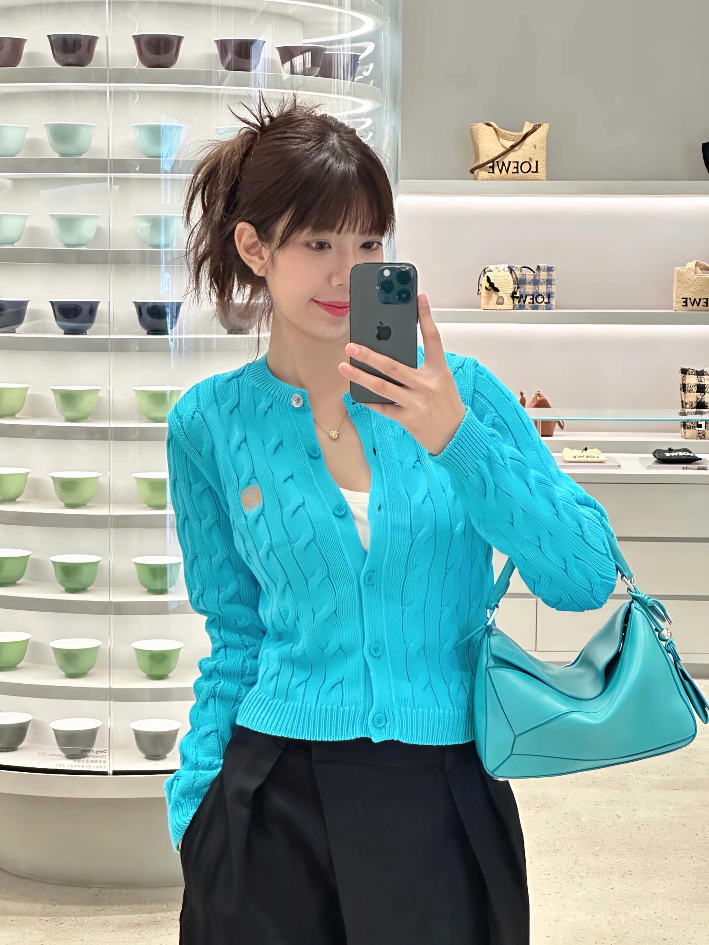 NO:567955,Loew* 25Fw early autumn new micro-label embroidered hemp pattern knitted cardigan丨exclusively developed by yb!  High quality production!  The classic twist texture is three-dimensionally presented on the knitted fabric. The brand logo embroidery on the chest is like an artistic embellishment against the lake blue body. The neat short cut is a secret weapon for optimizing body proportions. The inner suspender can be used for a French lazy style, and the white T-shirt is layered and  Become an American retro in seconds, whether you wear it with high-waisted pants to create a smart aura, or wear it with a skirt to create a sweet style, one piece can cover all the fashion possibilities in early autumn. Available in stock S/M/L, loewe, skirts, alexander  wang19860909Loew* 25Fw早秋新款 微标刺绣麻花纹针织开衫丨独家yb开发！高版出品！经典麻花纹理在针织物上立体呈现,胸前的品牌徽标刺绣,在湖蓝色的衣身映衬下,宛如艺术点缀,利落的短款剪裁,是优化身材比例的秘密武器,内搭吊带可走法式慵懒风,叠穿白T又秒变美式复古咖,无论是配高腰裤打造干练气场,还是搭半裙演绎甜飒风格,一件就能承包早秋的N种时髦可能.现货发售S/M/L,,loewe,skirts,alexander wang,Women's clothing