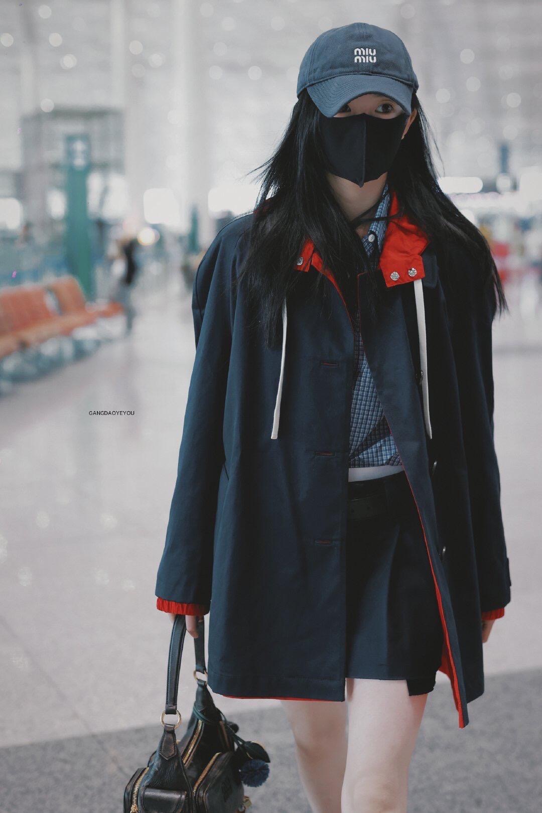 NO:568741,MiuMi* 2025FW early autumn new style double-sided contrasting color splicing hooded windbreaker jacket丨Exclusively developed by yb!  High quality production!  Selected high-quality windproof fabrics and double-sided weaving technology ensure excellent stiffness and drape when worn on both sides. The hooded design is integrated with the windbreaker silhouette, breaking the stereotype of the traditional windbreaker and adding a casual and casual feel. The details of the hood rope and placket are spliced, allowing you to switch between the two styles at will. The navy blue side is calm and elegant, suitable for the sophistication of urban commuting; the red side is energetic and eye-catching, lighting up the fashion focus of early autumn streets. Same style for men and women.  Available in stock S/M/L,,miumiu,jackets & coats,hats,alexander wang19860909MiuMi* 2025FW早秋新款 双面穿撞色拼接连帽风衣外套丨独家yb开发！高版出品！精选高品质防风面料,双面织造工艺确保两面穿着都具备绝佳的挺括度与垂坠感.连帽设计融合风衣廓形,打破传统风衣的刻板印象,增添休闲随性感.帽绳、衣襟的细节拼接,两种风格随心切换.藏蓝面沉稳大气,适配都市通勤的干练；红色面活力吸睛,点亮早秋街头的时尚焦点.男女同款 现货发售S/M/L,,miumiu,jackets & coats,hats,alexander wang,Women's clothing