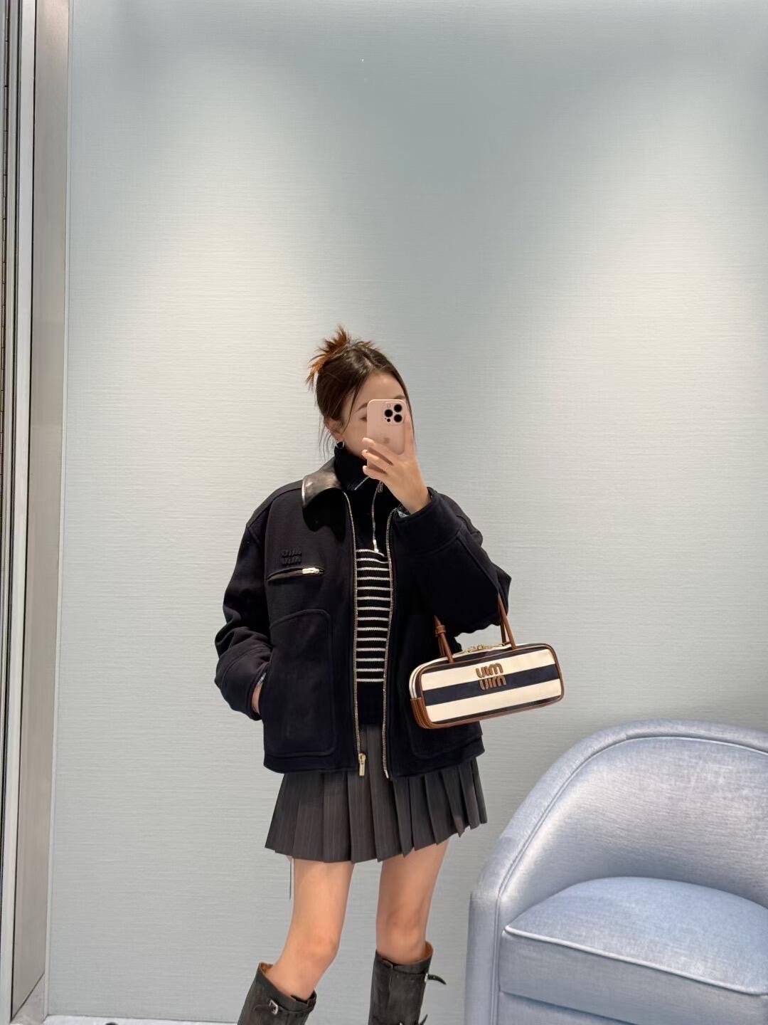 NO:568751,MiuMi* 2025FW new autumn and winter wool nylon leather collar zipper jacket丨Exclusive high-end version!  Selected high-density wool blended fabrics, both warm and crisp, custom matte leather to create lapels, tough lines and the softness of wool form a strong contrast, oversize workwear silhouette, dropped shoulder design + loose body, friendly to all body shapes, easy to wear casual and uninhibited retro accents. Ready for sale S/M/L,,miumiu,versace,jackets & coats,jackets & coats,alexander wang19860909MiuMi* 2025FW秋冬新款 羊毛尼皮领拉链夹克外套丨独家高版出品！精选高密度羊毛混纺面料,兼具保暖性与挺括感,定制哑光皮革打造翻领,硬朗线条与羊毛呢的柔和形成强烈对比,oversize工装廓形,落肩设计+宽松衣身,对各种身形友好,轻松穿出随性不羁的复古腔调.现货发售S/M/L,,miumiu,versace,jackets & coats,jackets & coats,alexander wang,Women's clothing