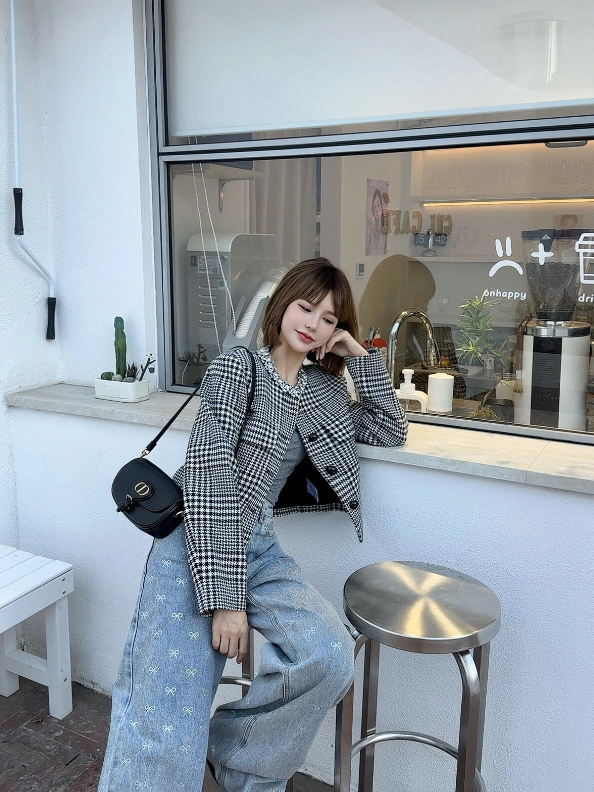 NO:568769,Self-Portr*it 25Fw early autumn new houndstooth diamond-embellished wool blend jacket丨Exclusive high-end version!  Selected wool blended material, which combines the soft warmth of wool with the stiff styling power of blended fabrics. The bright diamonds are hand-embedded at the neckline to create luxurious details with exquisite craftsmanship. The short waist silhouette modifies the body proportions and creates the golden dressing rule of 'short at the top and long at the bottom'. It is friendly to all body shapes and can be easily worn to create an elegant atmosphere. Ready for sale S/M/L,, jackets & coats, gold, alexander wang19860909Self-Portr*it 25Fw早秋新款 千鸟格钻饰羊毛混纺外套丨独家高版出品！精选羊毛混纺材质,兼具羊毛的柔软保暖与混纺面料的挺括造型力,领口处手工镶嵌的璀璨钻饰,以精致工艺打造奢美细节,短款收腰廓形,修饰身材比例,打造“上短下长”的黄金穿搭法则,对各种身形都友好,轻松穿出优雅气场.现货发售S/M/L,,jackets & coats,gold,alexander wang,Women's clothing