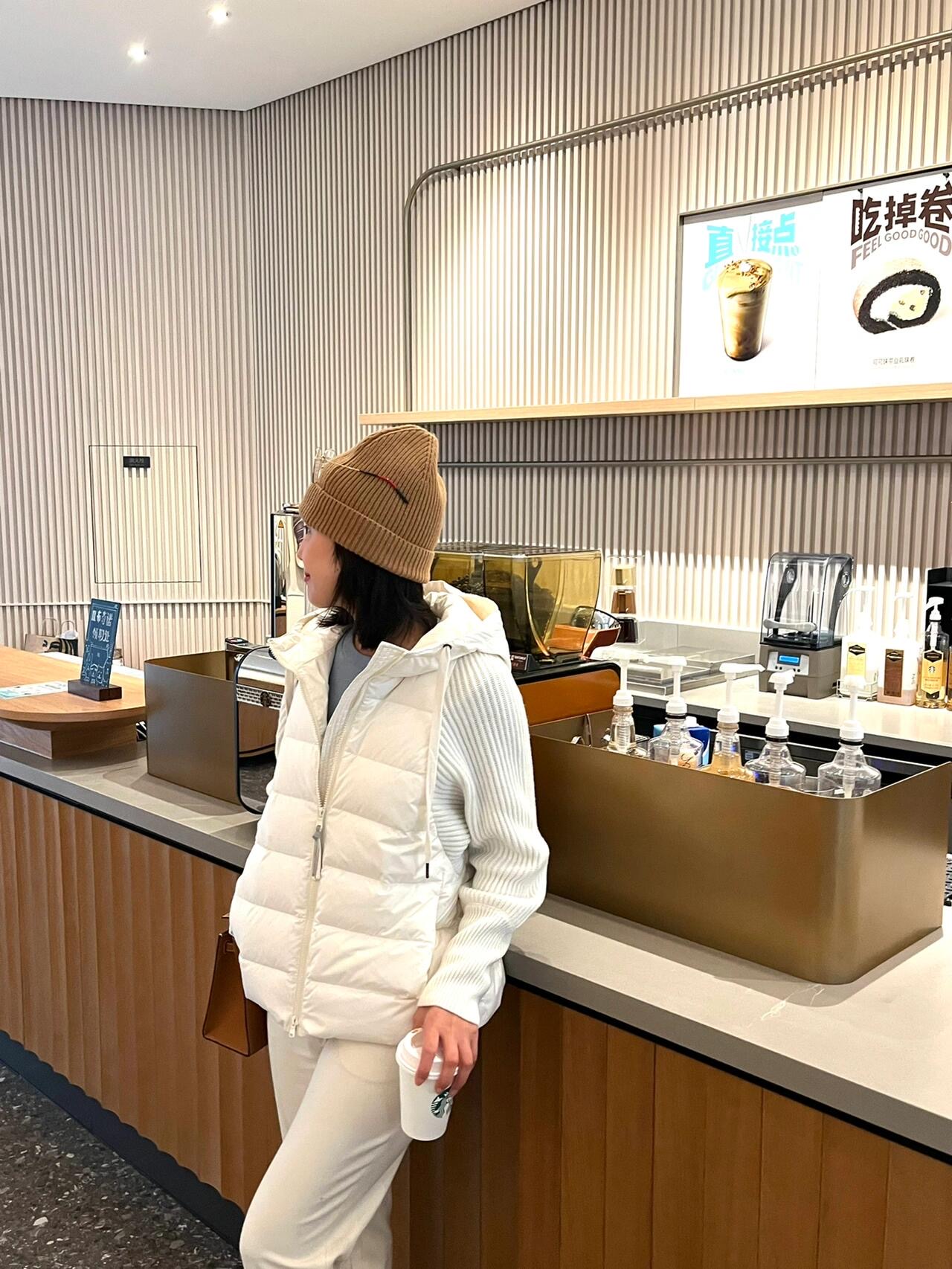 NO:568757,Bru*ello Cu*inelli 25Fw new autumn and winter wool splicing goose down down jacket丨Exclusive high-end version!  Selected high-quality goose down, with excellent fluffiness and warmth, sleeves made of fine wool knitting, both soft and skin-friendly and retro texture, short slim silhouette, neat and not bulky, adjustable drawstring hood, taking into account both style and practicality, it can provide extra warmth to the head when the cold wind blows, and the details show the brand's pursuit of a balance between functionality and aesthetics. Ready for sale S/M/L,, down jacket, hats, alexander wang19860909Bru*ello Cu*inelli 25Fw秋冬新款 羊毛拼接鹅绒羽绒服丨独家高版出品！精选高品质鹅绒,蓬松度与保暖性俱佳,细腻羊毛针织打造的衣袖,兼具柔软亲肤与复古质感,短款修身廓形,利落不臃肿,可调节抽绳连帽,兼顾造型与实用性,冷风吹袭时能为头部提供额外保暖,细节处尽显品牌对功能性与美学的平衡追求.现货发售S/M/L,,down jacket,hats,alexander wang,Women's clothing