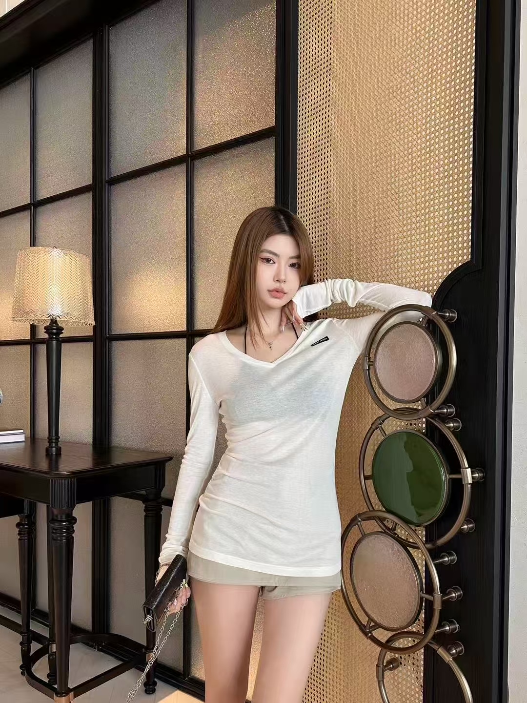 NO:568747,l MiuMi* 25FW early autumn new micro-label V-neck Tencel wool long-sleeved T-shirt base layer | Exclusive high-end version!  Selected skin-friendly and breathable Tencel wool fabric, soft and delicate to the touch, fits the skin without feeling restrictive when worn. The deep V-neck cleverly modifies the neck line, low-key micro logo on the chest, and the extra-long sleeve design can be naturally pleated, creating a casual and lazy style.  It provides just the right warmth for the cool weather in early autumn. It is also a fashion key to unlocking the 'basic style with a high-end feel'. Available in stock S/M/L, miumiu, tees, t-shirt, alexander  wang19860909l MiuMi* 25FW早秋新款 微标V领天丝羊毛长袖T恤打底衫丨独家高版出品！精选亲肤透气的天丝羊毛面料,触感柔软细腻,穿着时贴合肌肤却毫无束缚感.深V领型巧妙修饰颈部线条,胸前低调的微标,超长袖设计可自然堆褶,打造随性慵懒的穿搭腔调,同时为早秋微凉天气提供恰到好处的保暖.更是一把解锁“基础款穿出高级感”的时尚密钥.现货发售S/M/L,,miumiu,tees，t-shirt,alexander wang,Women's clothing