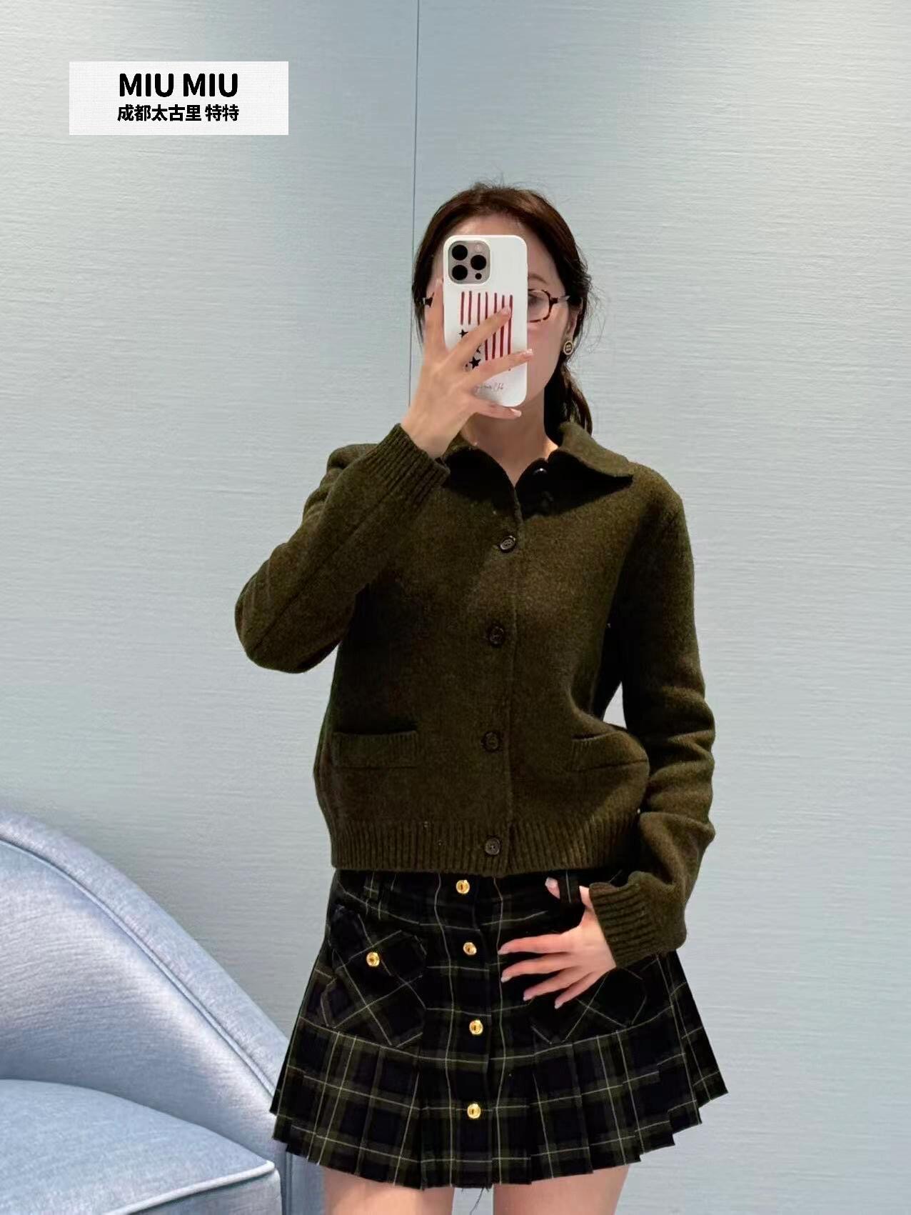 NO:568755,MiuMi* 25FW autumn and winter show style lapel wool knitted cardigan丨Exclusively developed by yb!  High quality production!  Selected high-quality wool fabrics with a fine and tight weave, which not only retains the softness and warmth of wool, but also presents a crisp silhouette. The retro-style buttons are neatly arranged and harmoniously echo the color of the body; the symmetrical pocket design is both practical and decorative, adding a level of retro details to the overall look. Ready for sale S/M/L,, miumiu, alexander wang19860909MiuMi* 25FW秋冬秀款 翻领羊毛针织开衫丨独家yb开发！高版出品！精选高品质羊毛面料,织法细腻紧密,既保有羊毛的柔软保暖性,又呈现出挺括的廓形感.复古风纽扣排列整齐,与衣身色调和谐呼应；对称口袋设计兼具实用性与装饰性,为整体造型增添复古细节层次.现货发售S/M/L,,miumiu,alexander wang,Women's clothing