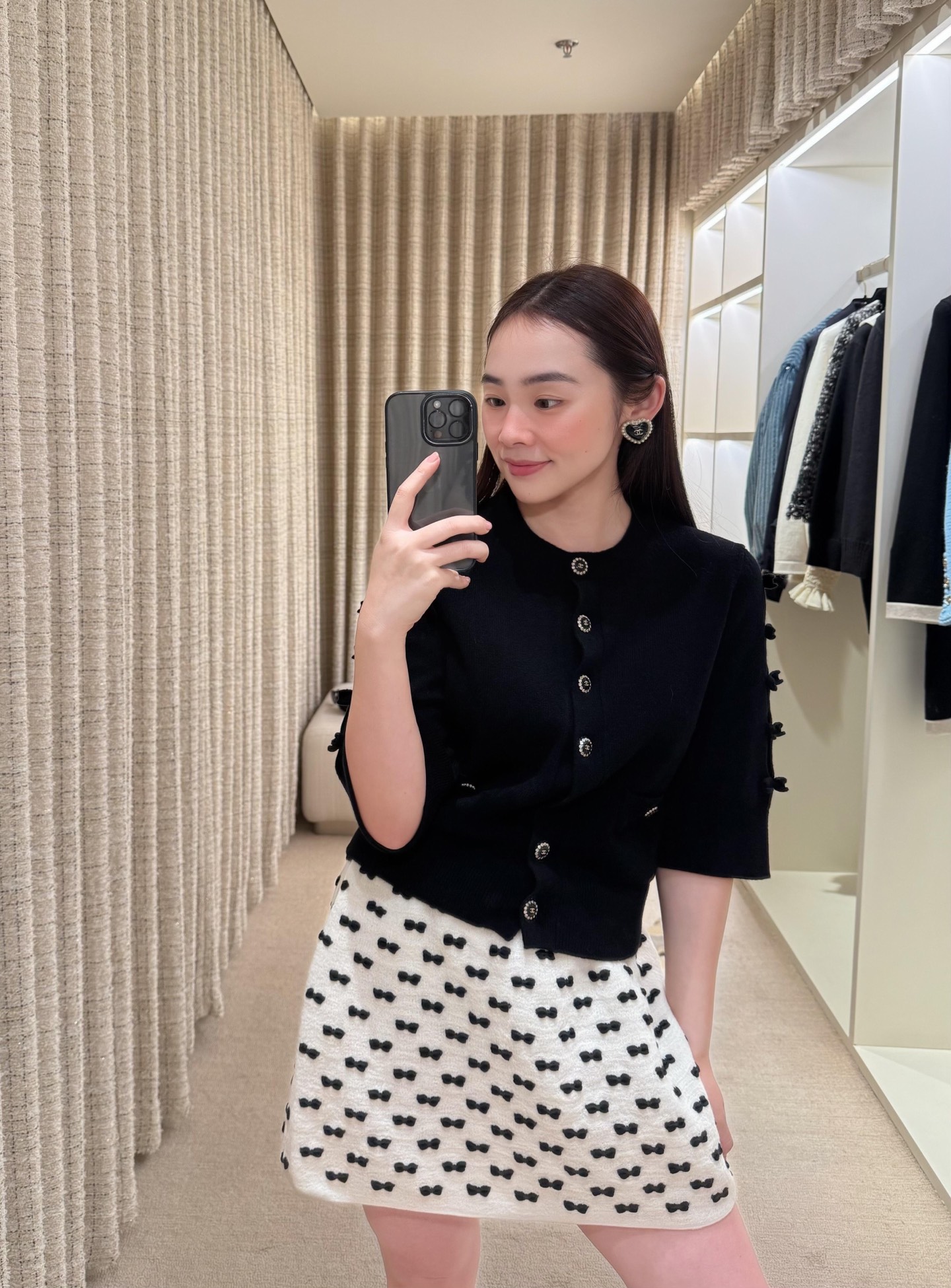 NO:568789,Chan*l 25K high-end handmade workshop series bow mid-sleeve cashmere knitted cardigan丨exclusively developed by yb!  High quality production!  The timeless style of C is interpreted with classic black and white contrasting colors (an all-black version is also available). The combination of round neck and metal buckles is the iconic expression of the brand's genes. Each button is like a delicate jewelry, lighting up the details of the body. The bow design on the middle sleeves  The design is the finishing touch, whether it is playful knotting or unique hollowing out, blending the agility of French romance with the gentleness of knitting, making every move and gesture full of elegance. Available in stock S/M/L,,chanel,alexander  wang19860909Chan*l 25K高级手工坊系列 蝴蝶结中袖羊绒针织开衫丨独家yb开发！高版出品！以经典黑白撞色（亦有全黑款可选）演绎C的永恒格调,圆领与金属扣的组合是品牌基因的标志性表达,每一颗纽扣都似精致的珠宝,点亮衣身细节.中袖处的蝴蝶结设计是点睛之笔,或俏皮系结,或别致镂空,将法式浪漫的灵动与针织的温柔糅合,举手投足间尽是优雅层次.现货发售S/M/L,,chanel,alexander wang,Women's clothing