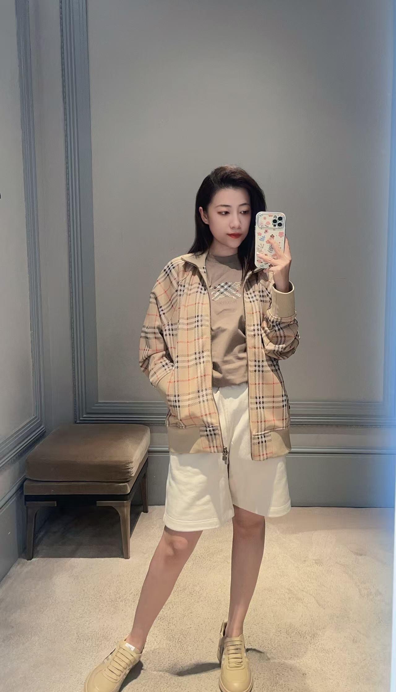 NO:568816,Burberr* 25Fw new autumn and winter classic plaid zipper stand collar jacket丨Exclusive high version!  It adopts the iconic Vintage plaid design, blended fabrics + soft lapels, retro and casual. The zipper closure makes it super easy to put on and take off. The loose fit is suitable for all body types. It is warm and fashionable to wear in autumn and winter. The plaid element is highly recognizable and looks great with jeans or casual pants. It can easily create a British style or a sports style. It can be easily used for daily commuting and casual occasions. Ready-made S/M/L, burberry, jeans, jackets & coats, jackets & coats, alexander wang19860909Burberr* 25Fw秋冬新款 经典格纹拉链立领夹克外套丨独家高版出品！采用标志性Vintage格纹设计,混纺面料+柔软翻领,复古又休闲.拉链开合,穿脱超方便,宽松版型适合各种身材,秋冬季节穿着保暖又时髦.格纹元素辨识度高,搭配牛仔裤或休闲裤都很出彩,轻松打造英伦风或运动风,日常通勤、休闲场合都能轻松驾驭现货发售S/M/L,,burberry,jeans,jackets & coats,jackets & coats,alexander wang,Women's clothing