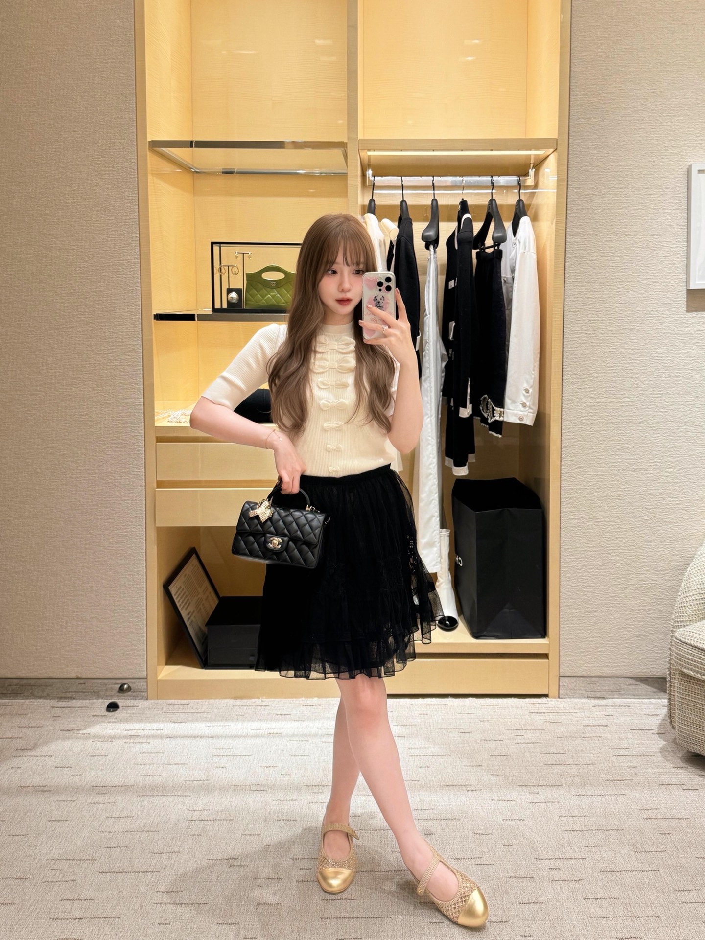 NO:568814,Chane* 25K high-end handmade workshop series embossed jacquard bow knitted short-sleeved top丨Exclusively developed by yb!  High quality production!  It is made of delicate and skin-friendly wool knitted fabric, with a slim fit that outlines the body shape without a sense of restraint. The half-high collar design is both retro and neat. The most eye-catching thing is the embossed bow jacquard with gradually changing sizes on the chest, which spreads from the neckline to the lower part, like an elegant artistic chorus, and the three-dimensional shape of the big bow.  The exquisite and flexible layers and small bows, based on the minimalist tone of black and white, demonstrate the craftsmanship and warmth of the handmade series. Every stitch reveals a sense of delicacy like haute couture. Available in stock S/M/L, chanel, T-shirt, alexander  wang19860909Chane* 25K高级手工坊系列 浮雕提花蝴蝶结针织短袖上衣丨独家yb开发！高版出品！选用细腻亲肤的羊毛针织面料,修身版型勾勒身形却无束缚感,半高领设计兼顾复古与利落.最吸睛的当属胸前渐变大小的浮雕蝴蝶结提花,从领口向下次第铺展,似一场优雅的艺术叠奏,大蝴蝶结的立体层次、小蝴蝶结的精巧灵动,在黑白两色的极简基调上,演绎出手工坊系列的匠心温度,每一处针脚都透着高定般的精致感.现货发售S/M/L,,chanel,T-shirt,alexander wang,Women's clothing