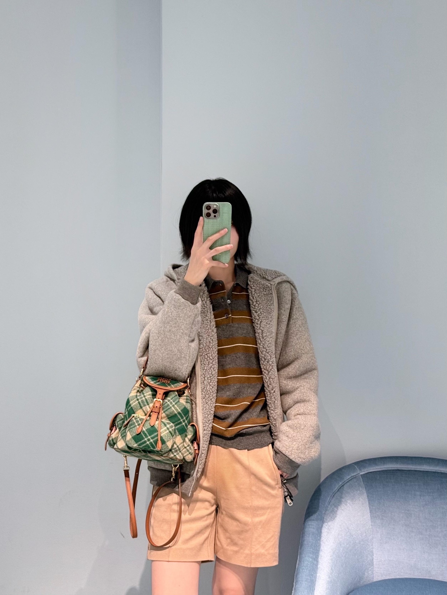 NO:569862,MiuMi* 25FW new autumn and winter micro-label thick lamb wool hooded jacket丨Exclusively developed by yb!  High quality production!  The outer layer is made of fine wool blended fabric, which has a crisp texture and a high-end mist feel; the inner layer is covered with soft and waxy lamb wool, which feels like a cloud wrapping around the body. The contoured brim combines style and practicality. Pull up the hat cord on cold days to instantly create a casual and warm look!  With the unbounded design of the same style for men and women, it redefines the high-end sense and practicality of autumn and winter wear. Available in stock S/M/L,,miumiu,jackets & coats,hats,alexander wang19860909MiuMi* 25FW秋冬新款微标厚款羊羔毛连帽外套丨独家yb开发！高版出品！外层甄选细腻羊毛混纺面料,质感挺括且自带高级雾感；内里满铺柔糯羊羔毛,轻触如云朵裹身,廓形帽檐兼顾造型感与实用性,冷风天拉起帽绳,即刻打造随性又保暖的造型层次！以男女同款的无界设计,重新定义秋冬穿搭的高级感与实穿性.现货发售S/M/L,,miumiu,jackets & coats,hats,alexander wang,Women's clothing