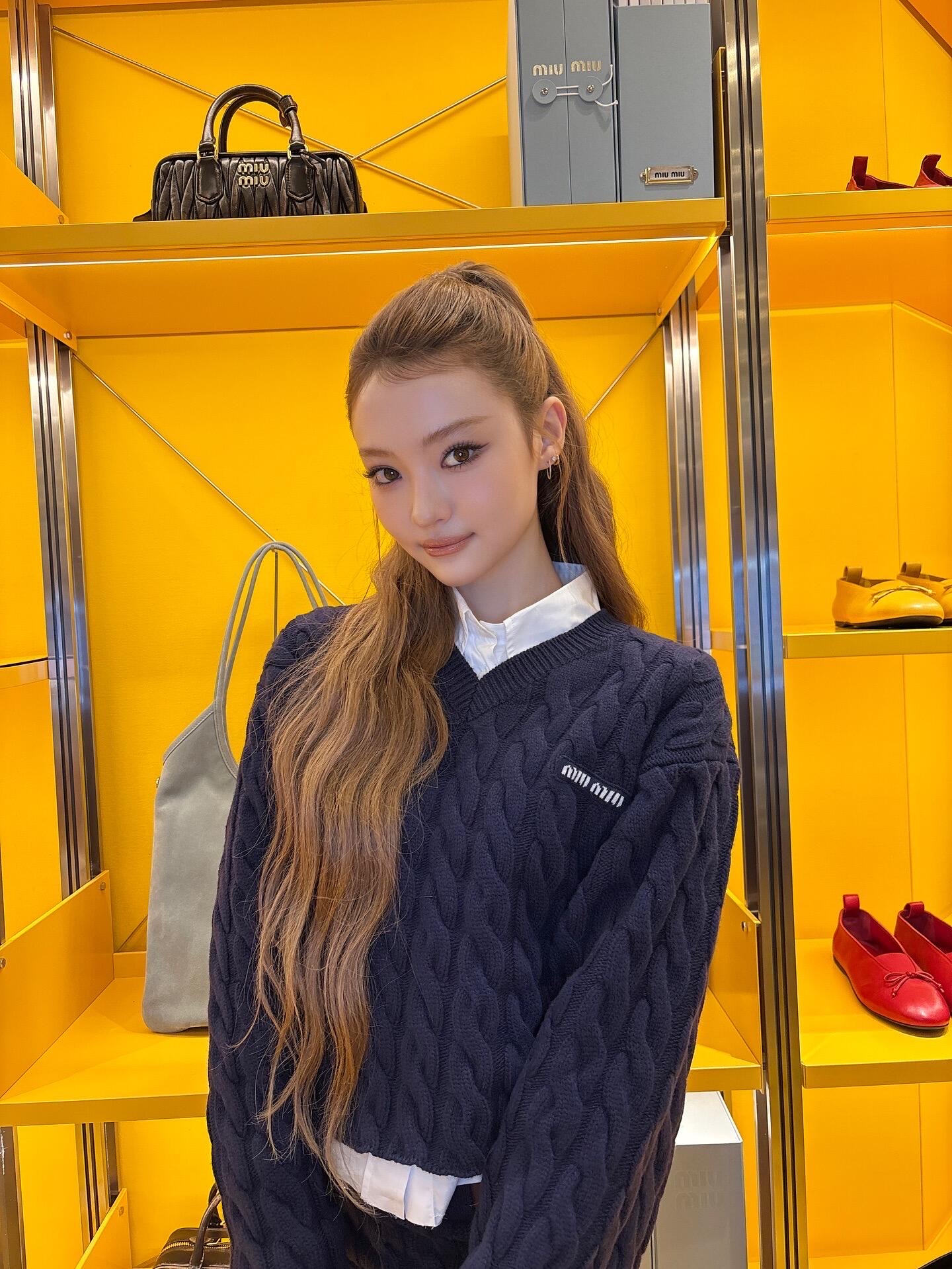 NO:569874,Miumi* 25FW new autumn and winter style retro college style navy blue hemp pattern knitted sweater丨Exclusively developed by yb!  High quality production!  It uses heavy twist texture weaving technology and the brand logo embroidery on the chest. Every inch of the stitches embodies the delicacy and three-dimensionality of the handmade texture. The oversize dropped shoulder silhouette and navy blue tone are calm and atmospheric. It not only replicates the classic charm of retro knitting, but also uses rich colors.  The high-end texture that supports the autumn and winter styles makes 'retro' no longer a monotonous reproduction, but an artistic recreation of texture in the context of luxury brands. Available in stock S/M/L,,miumiu,versace,sweaters,alexander  wang19860909Miumi* 25FW秋冬新款 复古学院风藏蓝色麻花纹针织毛衣丨独家yb开发！高版出品！采用重磅麻花纹理编织工艺,胸前品牌标识刺绣,每一寸针脚都凝聚着手工质感的细腻与立体,oversize落肩廓形,藏蓝色调沉静大气,既复刻了复古针织的经典韵味,又以浓郁色彩撑起秋冬造型的高级质感,让“复古”不再是单调复刻,而是奢牌语境下的纹理艺术再造.现货发售S/M/L,,miumiu,versace,sweaters,alexander wang,Women's clothing