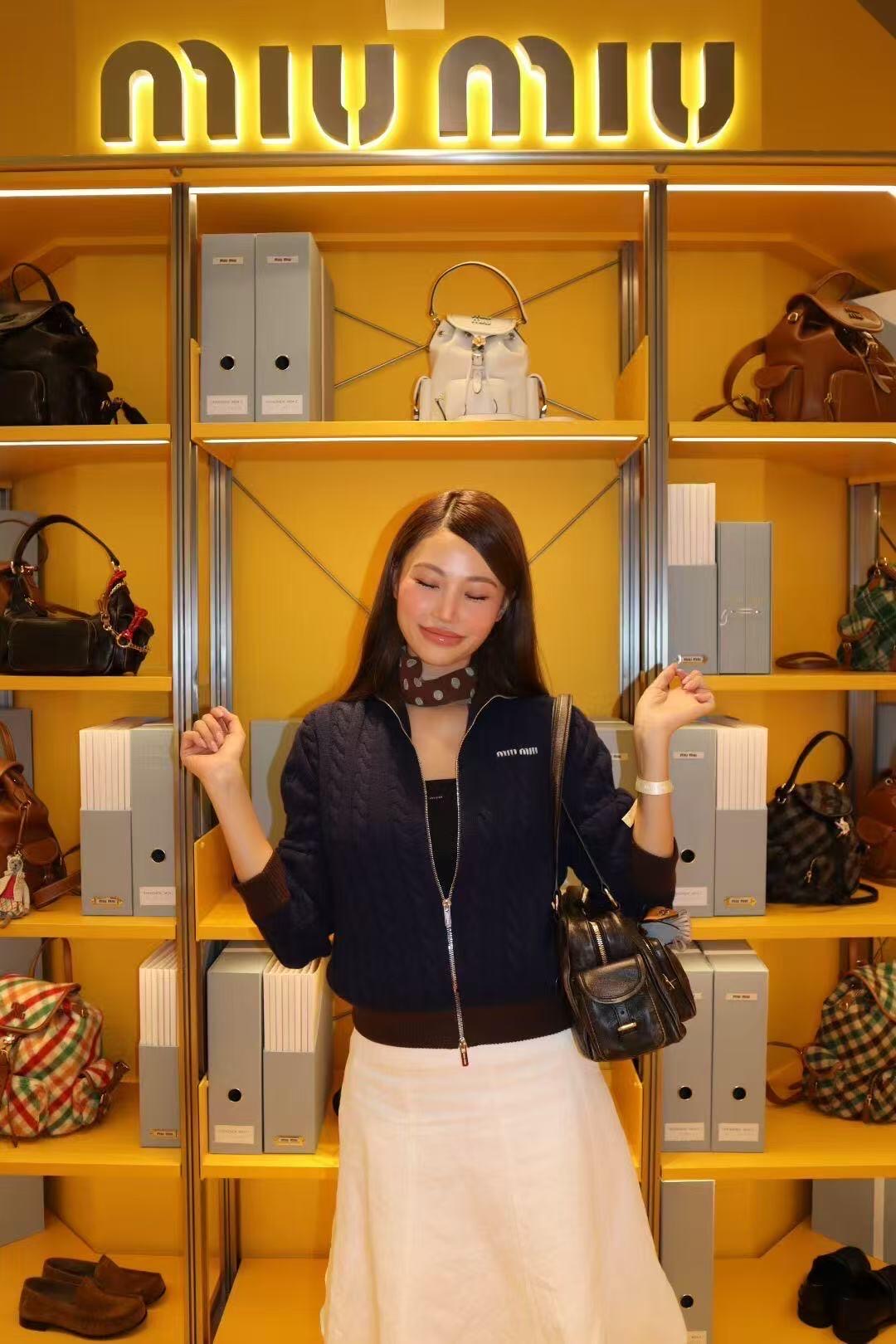 NO:570779,MiuMiu 25FW new autumn and winter micro-label cable wool knitted cardigan丨Exclusively developed by yb!  High quality production!  Adopting classic cable knitting technology, the navy blue wool fabric has its own delicate texture, which visually conveys the gentleness of retro college style and the touch is the warmth and softness of wool. The full zipper design makes it salty or sweet, and the dark brown and navy blue collar and cuff designs instantly break the monotony of monochrome knitting. The layers are clear and the retro charm is hidden, making the overall look more memorable. Ready for sale S/M/L, miumiu, alexander wang19860909MiuMiu 25FW秋冬新款 微标绞花羊毛针织开衫丨独家yb开发！高版出品！采用经典绞花针织工艺,藏蓝色羊毛面料自带细腻肌理感,视觉上是复古学院风的温柔,触觉上是羊毛材质的温暖软糯.全拉链设计让它可盐可甜,深棕撞藏蓝的领边、袖口设计,瞬间打破单色针织的单调感,层次分明又暗藏复古小心机,让整体造型更具记忆点.现货发售S/M/L,,miumiu,alexander wang,Women's clothing