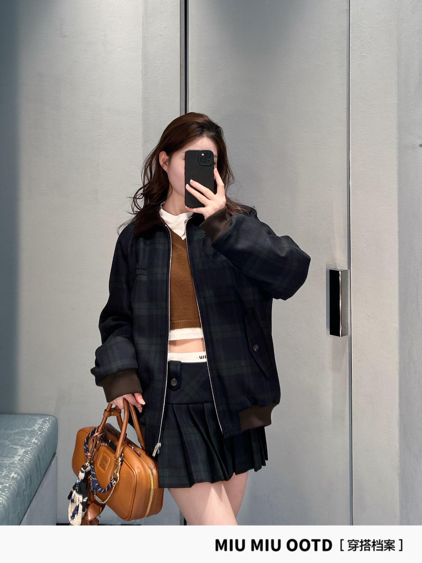 NO:575957,Miu Mi* 25Fw early autumn new style contrasting plaid twill corduroy collar jacket丨Exclusively developed by yb!  High quality production!  Selected high-quality twill wool fabric, brown-tone corduroy lapels, oversize silhouette suitable for multiple styles, zipper opening and closing for neat and casual style; iconic brand embroidery is low-key embellishment on the body, which is a secret annotation of light luxury status; ribbed cuffs and hem, blending the street casual sense into the retro silhouette, making the collision of sweet and cool styles more layered. Available in stock S/M/L,,miumiu,versace,jackets & coats,jackets & coats,alexander wang19860909Miu Mi* 25Fw早秋新款 撞色格纹斜纹灯芯绒领夹克外套丨独家yb开发！高版出品！精选高品质斜纹羊毛面料,棕调灯芯绒翻领,oversize廓形适配多元风格,拉链开合利落随性；标志性品牌刺绣低调点缀衣身,是轻奢身份的隐秘注解；罗纹袖口与下摆,在复古廓形中融入街头休闲感,让甜酷风格的碰撞更具层次.现货发售S/M/L,,miumiu,versace,jackets & coats,jackets & coats,alexander wang,Women's clothing