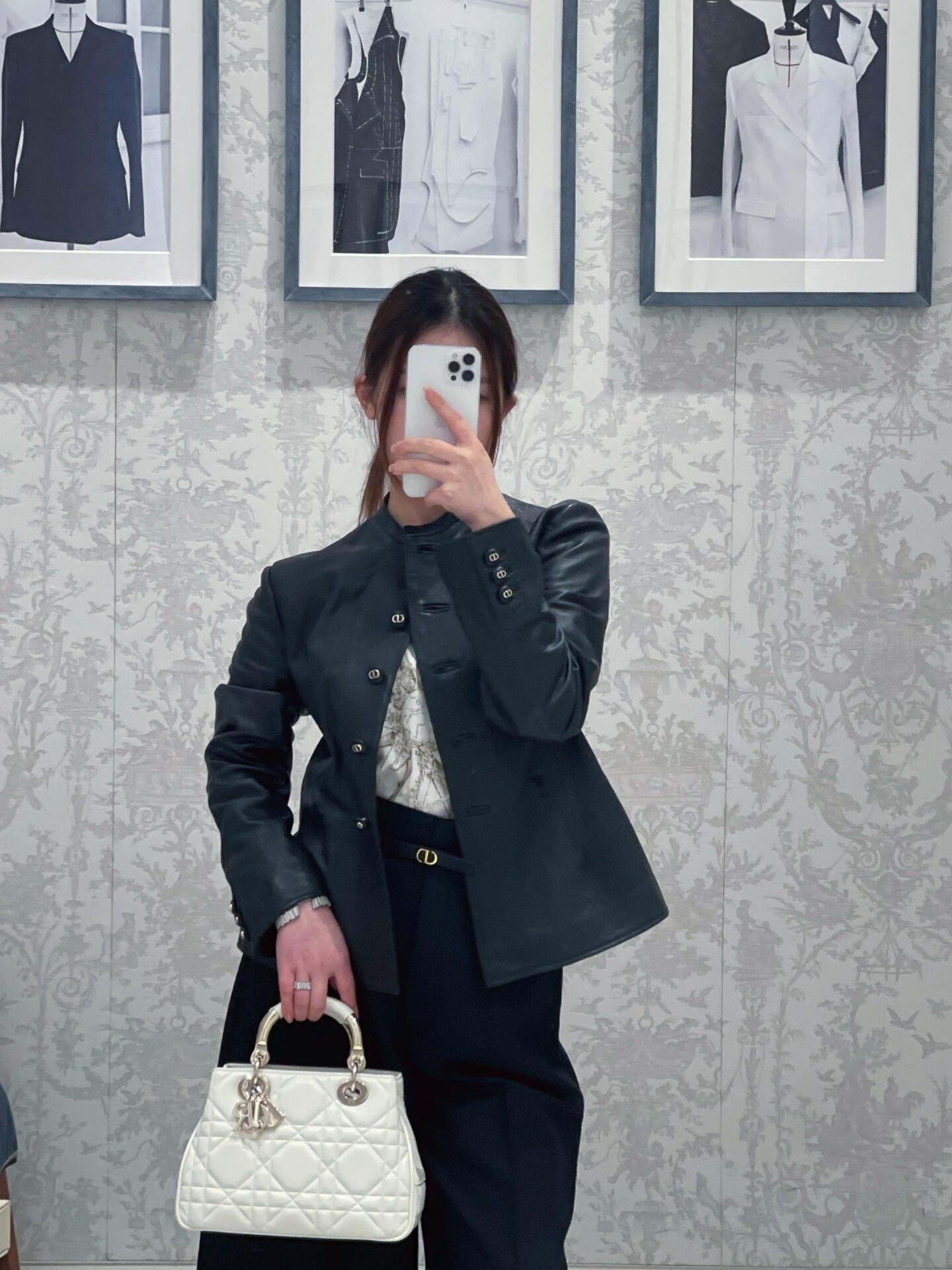 NO:575956,Dior 25Fw new autumn and winter bee embroidered slim lambskin leather jacket | Exclusively developed by yb!  High quality production!  It is made of fine lambskin, which is smooth to the touch and has high-end luster. The slim cut accurately outlines the body curve, and the waist design is matched with the neat stand-up collar line. It cleverly combines the femininity and sophistication of women. It is full of elegance in every gesture. It can be easily used for commuting or light luxury occasions. It is practical and fashionable. It is a must-have and versatile item in the wardrobe!  Ready for sale S/M/L,,dior,leather jacket,sheepskin,alexander wang19860909Dior 25Fw秋冬新款 蜜蜂刺绣修身小羊皮皮衣丨独家yb开发！高版出品！甄选细腻小羊皮打造,触感柔滑且自带高级光泽,修身剪裁精准勾勒身形曲线,收腰设计搭配利落的立领线条,将女性的柔美与干练巧妙融合,举手投足间尽是优雅气场.通勤或轻奢场合都能轻松驾驭,实用又时髦,是衣橱必备百搭单品！现货发售S/M/L,,dior,leather jacket,sheepskin,alexander wang,Women's clothing