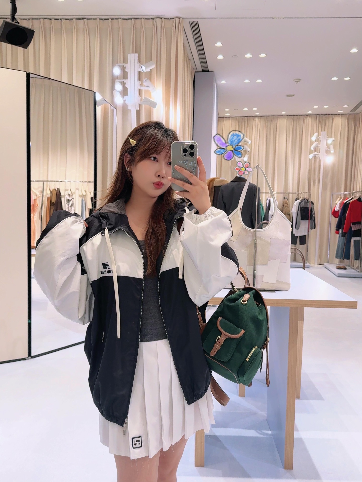 NO:575966,Miumi*&New Bal*nce co-branded contrasting zipper hooded jacket | exclusive yb development!  High quality production!  Made of high-quality windproof fabric, it is both crisp and comfortable to wear. Contrast color stitching is the core of the vision. Multiple color combinations such as green and white, black and white, navy blue, white and red are bold and harmonious. The dual brand logos on the chest are eye-catching, and the oversize version comes with ease.  It has a sexual tone, and the hooded design adds casual vitality. The zipper closure and symmetrical pockets combine practicality and style. It is the first choice for lazy people to wear fashionable clothes every day. Ready for sale in S/M/L, miumiu, versace, jackets  & coats,jackets & coats,hats,alexander wang19860909Miumi*&New Bal*nce联名款 撞色拉链连帽夹克冲锋衣外套丨独家yb开发！高版出品！采用高质感防风面料,兼具利落挺括与舒适穿着感,撞色拼接是视觉核心,绿白、黑白、藏青白红等多组配色大胆又和谐,胸前双品牌联名标识醒目吸睛,oversize版型自带随性腔调,连帽设计增添休闲活力,拉链开合与对称口袋则兼顾实用性与造型感,是日常出街的懒人时髦首选.现货发售S/M/L,,miumiu,versace,jackets & coats,jackets & coats,hats,alexander wang,Women's clothing