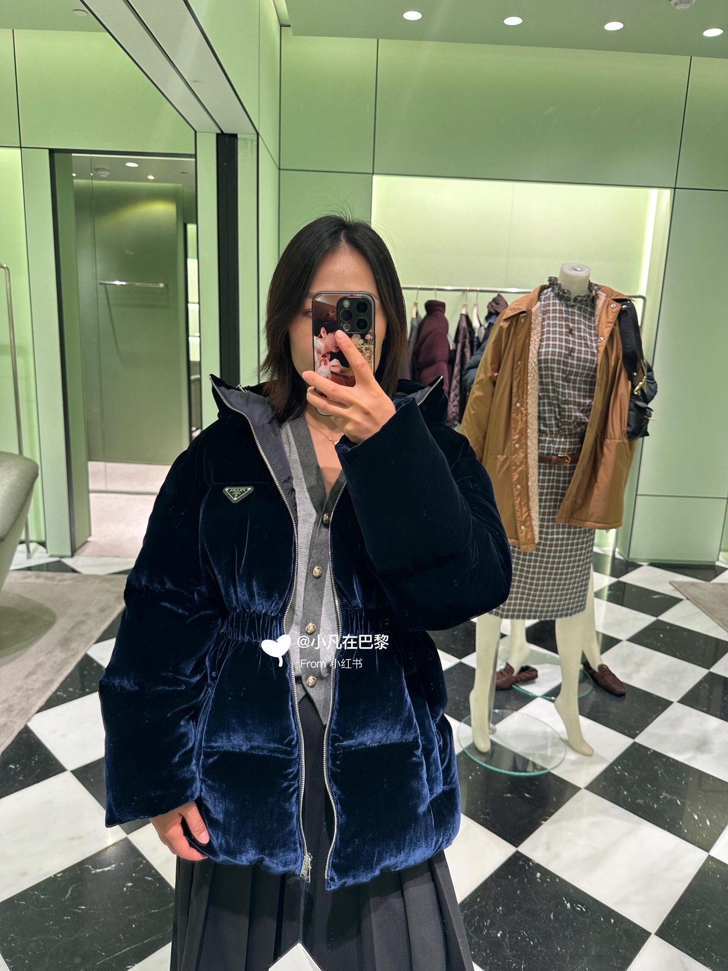 NO:576101,Prada 25Fw new autumn and winter gold velvet ant waist down jacket | Exclusively developed by yb!  High quality production!  The selected high-definition velvet fabric has a delicate luster when the light flows. The metal triangle logo on the chest is a low-key statement of identity, simple but highly recognizable; the hooded version combines warmth and style, the two-way zipper is smooth and durable, and the large pocket design is practical and concave; logo  The iconic 'ant waist' waist design is the soul - the three-dimensional shirring process at the waist subtly blends the fluffy down silhouette with the softness of the female waistline. It is a must-have item for the winter wardrobe ~ Available now in S/M/L, prada, jackets  & coats,down jacket,hats,alexander wang19860909Prada 25Fw秋冬新款 金丝绒蚂蚁腰羽绒服外套丨独家yb开发！高版出品！精选高定丝绒面料,在光线流转间泛着细腻光泽,胸前金属三角标,是身份的低调宣言,简约却极具辨识度；连帽版型兼顾保暖与造型感,双向拉链顺滑耐用,大口袋设计实用又能凹造型；标志性的“蚂蚁腰”收腰设计是灵魂所在——腰部立体抽褶工艺,将蓬松羽绒的廓形感与女性腰线的柔美性精妙融合.是冬季衣橱必备单品～现货发售S/M/L,,prada,jackets & coats,down jacket,hats,alexander wang,Women's clothing