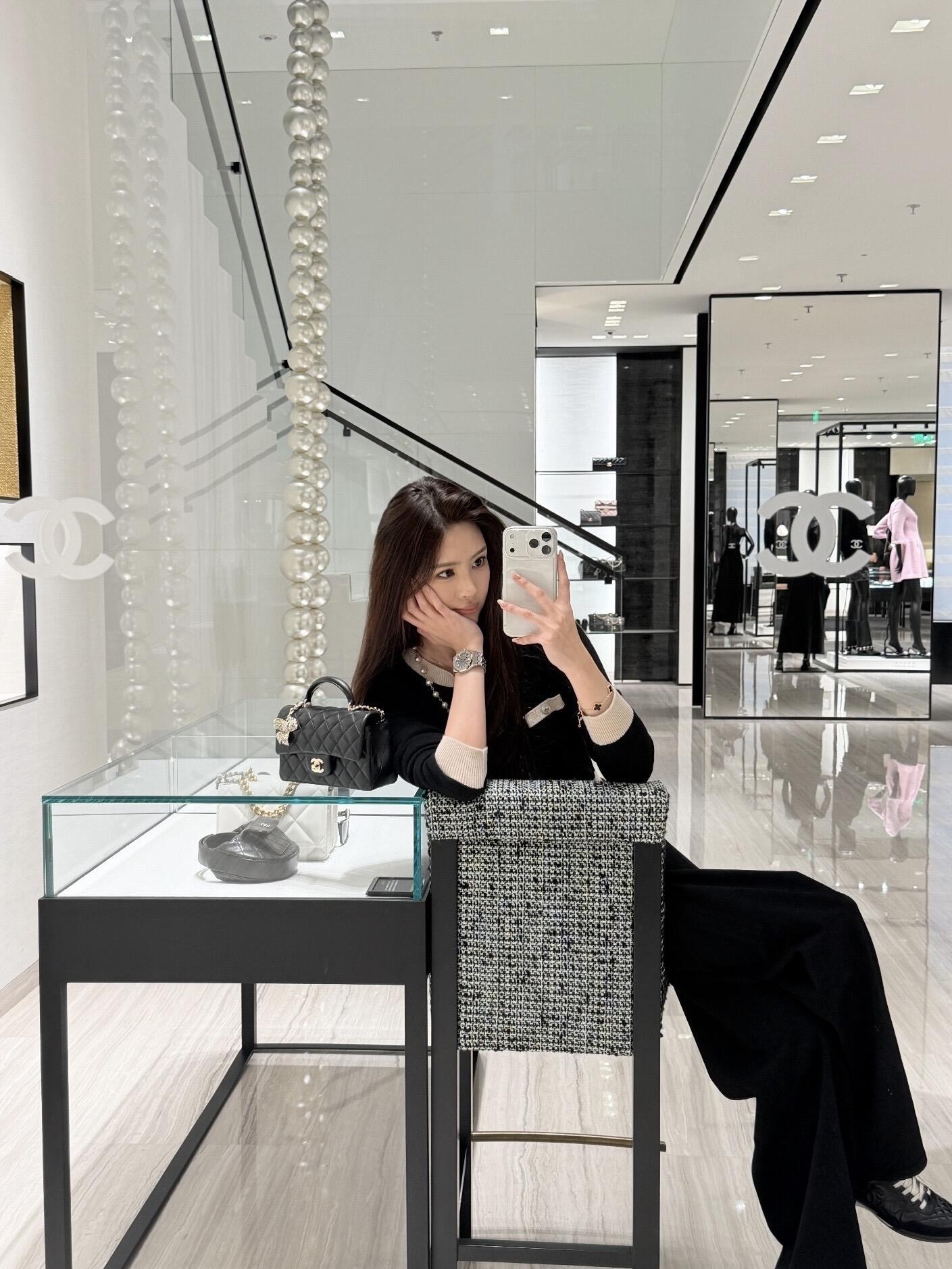 NO:576097,Cardigan Pants CHAN*L 25K Advanced Handicraft Workshop Series Black and white fake two-piece cashmere knitted sweater wide-leg pants suit丨Exclusively developed by yb!  High quality production!  Contrasting colors of black and white are used to build the visual focus, and the two-piece design hides ingenuity - it not only has the exquisiteness of a knitted cardigan, but also uses contrasting color splicing to create a layered interest. The iconic metal buttons and double C elements are low-key embellishments, which are the luxury logo engraved in the bones of Chanel;  The delicate fiber of cashmere wraps around the whole body, blending gentleness and high-end feeling into one. Every gesture and every move is full of the laziness and sophistication of a French girl. Ready for sale S/M/L,,chanel,chanel,sweaters,alexander  wang19860909开衫 裤子 CHAN*L 25K高级手工坊系列 黑白假两件羊绒针织毛衣阔腿裤套装丨独家yb开发！高版出品！以黑白撞色构建视觉焦点,假两件设计暗藏巧思——既有针织开衫的精致感,又借由撞色拼接营造出叠穿的层次趣味.标志性的金属纽扣与双C元素低调点缀,是香奈儿刻入骨髓的奢华标识；羊绒的细腻纤维包裹周身,将温柔与高级感揉成一体,举手投足间都是法式女郎的慵懒与精致.现货发售S/M/L,,chanel,chanel,sweaters,alexander wang,Women's clothing