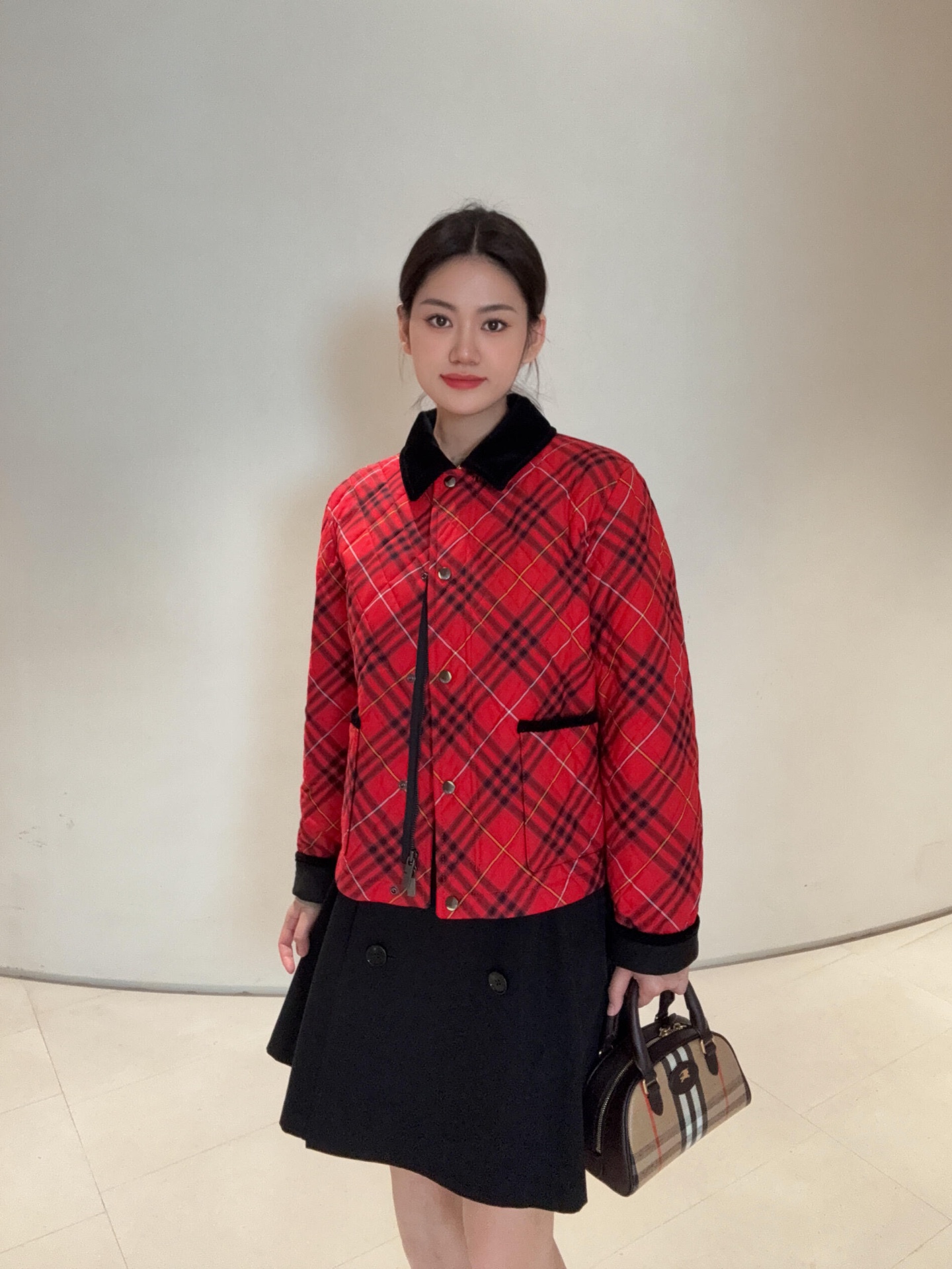 NO:591325,Burb*rry 25Fw new autumn and winter hero red plaid quilted cotton jacket丨Exclusively developed by yb!  High quality production!  The iconic hero red plaid fabric is selected. The red and black interlaced plaid pattern has a retro British accent; the quilting process is delicate and regular, which not only enhances the warmth of the cotton jacket, but also makes the plaid more layered in the three-dimensional lines. Black velvet lapels and pockets  The trim creates a collision of materials, and the metal snap button and zipper double placket design cleverly blends classicism and pragmatism. Every detail is imprinted with luxury quality. Available now in S/M/L,, burberry, jackets  & coats,alexander wang19860909Burb*rry 25Fw秋冬新款 英雄花红格纹绗缝棉服外套丨独家yb开发！高版出品！甄选标志性英雄花红格纹面料,红黑交织的格纹图案自带复古英伦腔调；绗缝工艺细腻规整,既强化了棉服的保暖性,又让格纹在立体线条中更具层次.黑色丝绒翻领与口袋饰边形成材质碰撞,金属按扣与拉链双门襟设计,将经典与实用主义巧妙融合,每一处细节都烙印着奢级质感.现货发售S/M/L,,burberry,jackets & coats,alexander wang,Women's clothing