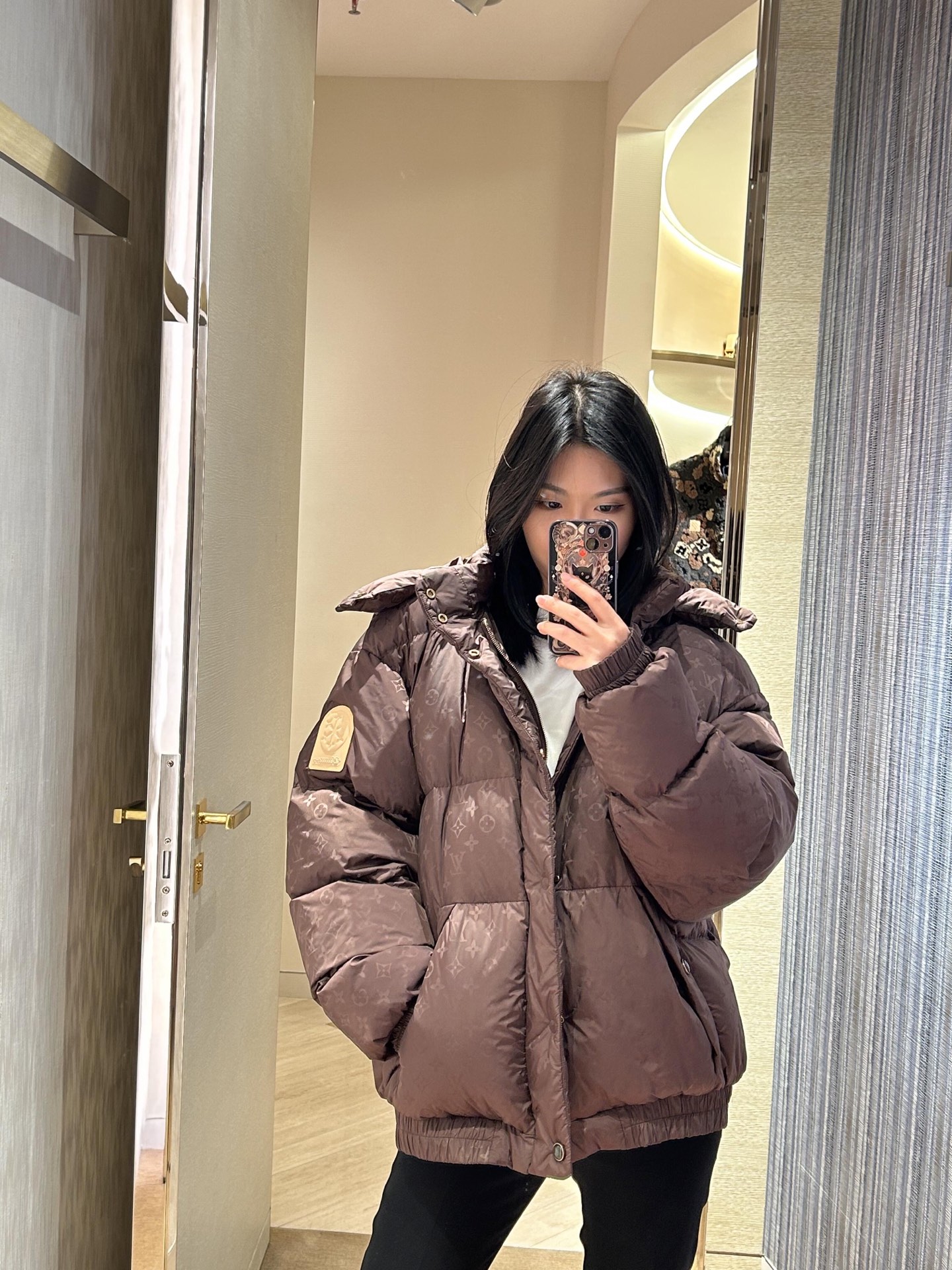 NO:576216,Louis Vuitt*n 25Fw new autumn and winter Logo jacquard hooded cotton jacket丨Exclusively developed by yb!  High quality production!  Select dark brown jacquard fabrics, full of classic Monogram  The logo is low-key and looming, revealing a luxurious texture in the flow of light; the oversize silhouette is inclusive and casual, and the hooded design takes into account both warmth and style. The metal snap buttons and zipper double placket enhance the practicality, cleverly blending street style and luxury brand craftsmanship. The brand logo leather label on the sleeve arm is the finishing touch for recognition, adding to the retro outdoor style. Ready for sale S/M/L,, louis vuitton, versace, jackets &  coats,hats,alexander wang19860909Louis Vuitt*n 25Fw秋冬新款 Logo提花连帽棉服外套丨独家yb开发！高版出品！甄选深棕色调的提花面料,满幅经典Monogram Logo低调隐现,在光线流转中透出奢级质感；oversize廓形包容随性,连帽设计兼顾保暖与造型感,金属按扣与拉链双门襟强化实用性,将街头率性与奢牌工艺巧妙糅合.袖臂处的品牌标识皮标,是辨识度的点睛之笔,更添复古户外风格调.现货发售S/M/L,,louis vuitton,versace,jackets & coats,hats,alexander wang,Women's clothing