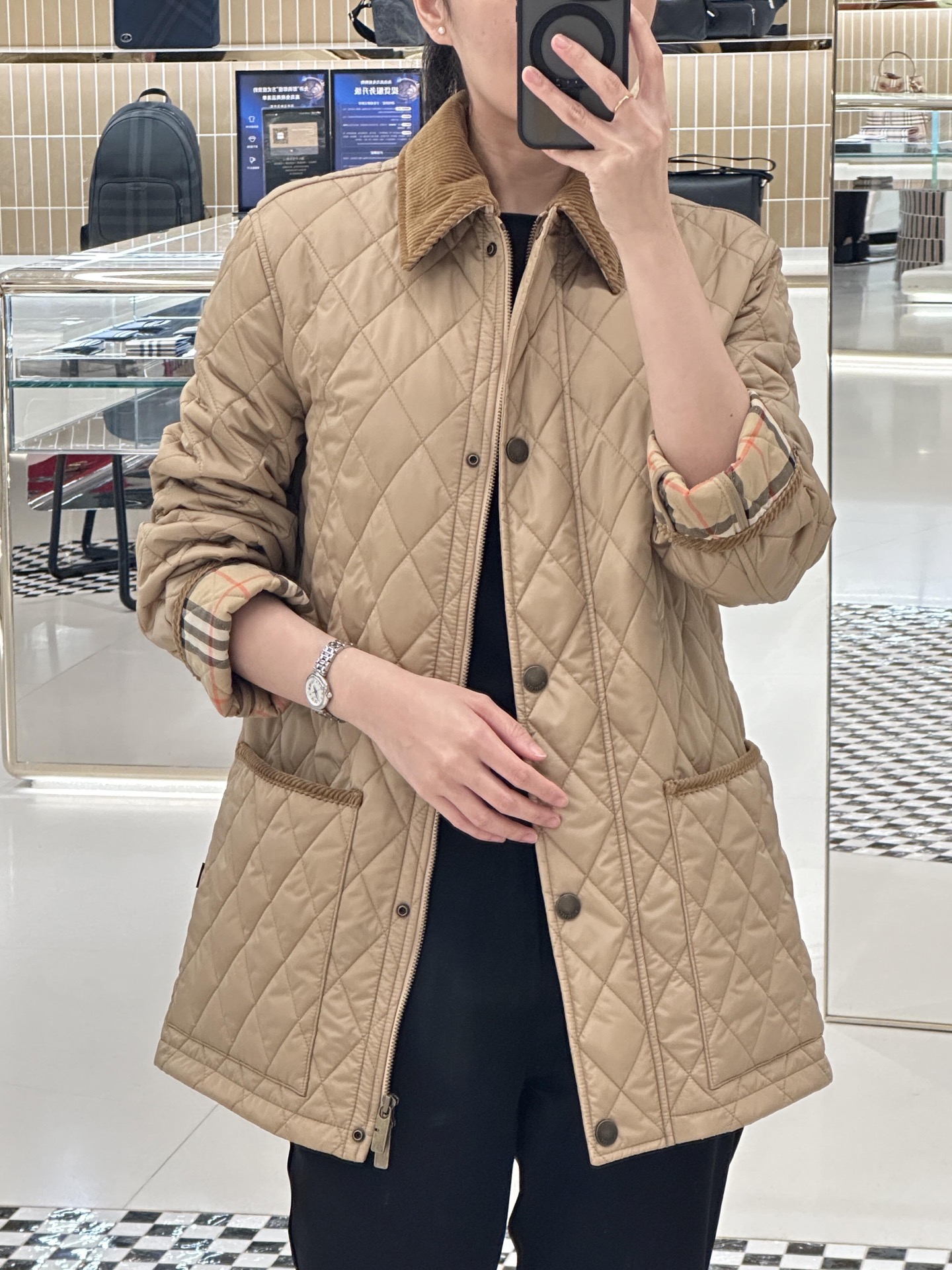 NO:576349,Burb*rry 25Fw new autumn and winter quilted velvet collar cotton jacket丨Exclusively developed by yb!  High quality production!  With the iconic diamond-shaped quilting technology as the core, it perfectly combines retro accents with practical warmth. The velvet-textured lapel is the finishing touch, with soft brown tones or classic black, injecting a light luxury texture into the overall look; the metal buttons and pocket details on the body highlight the quality of workmanship, and the plaid lining inside is a low-key statement of brand recognition. Ready for sale S/M/L,, burberry, jackets & coats, alexander wang19860909Burb*rry 25Fw秋冬新款 绗缝丝绒领棉服外套丨独家yb开发！高版出品！以标志性的菱形绗缝工艺为核心,将复古腔调与实用保暖完美融合.丝绒质感的翻领是点睛之笔,柔和的棕调或经典的黑色,为整体造型注入轻奢质感；衣身的金属纽扣与口袋细节,处处彰显精工品质,内里的格纹衬里更是品牌辨识度的低调宣言.现货发售S/M/L,,burberry,jackets & coats,alexander wang,Women's clothing