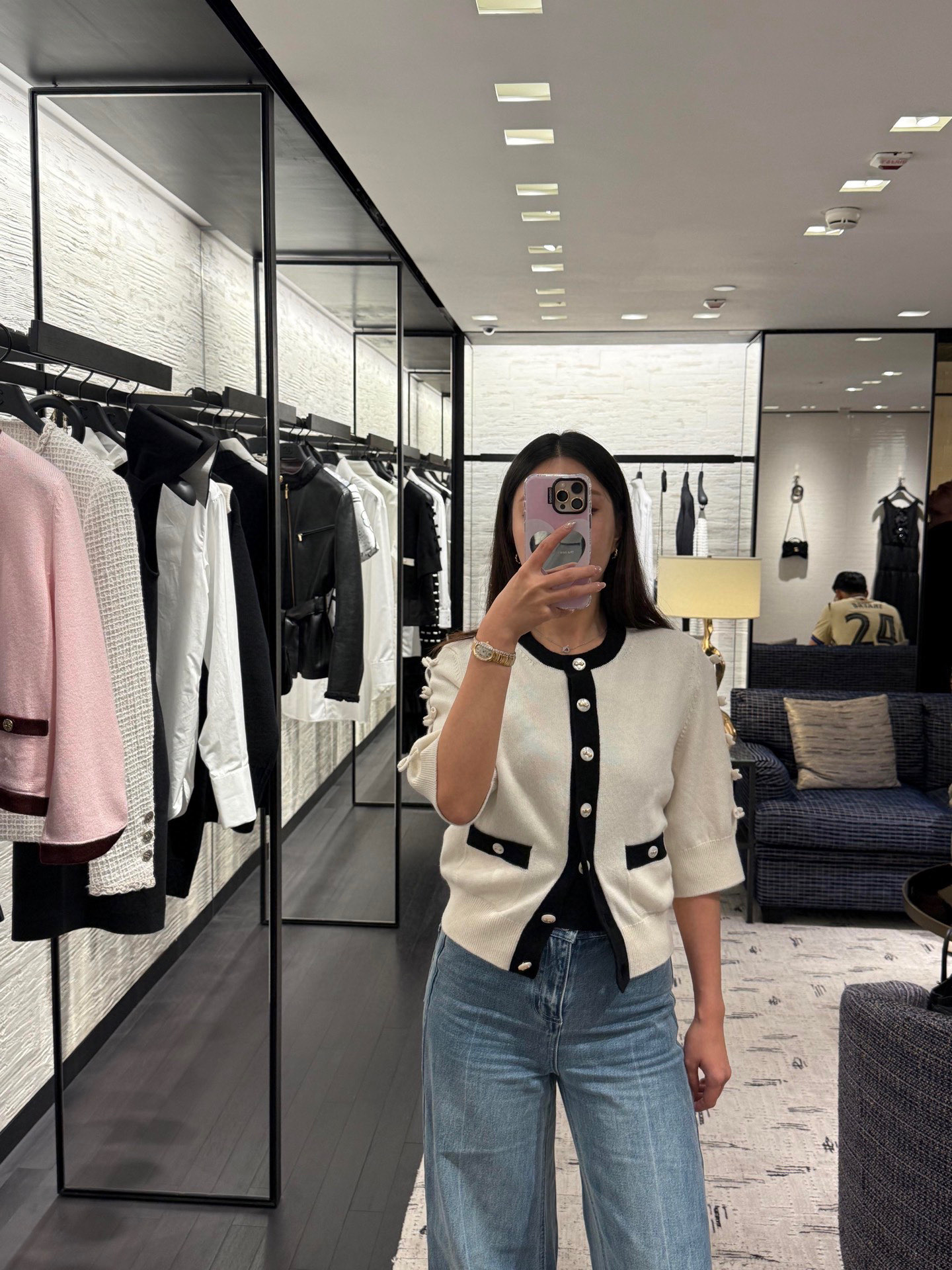 NO:576355,Chan*l 25K high-end handmade workshop series bow mid-sleeve cashmere knitted cardigan丨exclusively developed by yb!  High quality production!  Interpreting the timeless style of C, the combination of round neck and metal buttons is the iconic expression of the brand's genes. Each button is like a delicate jewel, lighting up the details of the body. The bow design on the sleeves is the finishing touch, either playfully tied or uniquely hollowed out. It combines the agility of French romance with the gentleness of knitting, and is full of elegance in every move. Ready for sale S/M/L,, chanel, alexander wang19860909Chan*l 25K高级手工坊系列 蝴蝶结中袖羊绒针织开衫丨独家yb开发！高版出品！演绎C的永恒格调,圆领与金属扣的组合是品牌基因的标志性表达,每一颗纽扣都似精致的珠宝,点亮衣身细节.中袖处的蝴蝶结设计是点睛之笔,或俏皮系结,或别致镂空,将法式浪漫的灵动与针织的温柔糅合,举手投足间尽是优雅层次.现货发售S/M/L,,chanel,alexander wang,Women's clothing