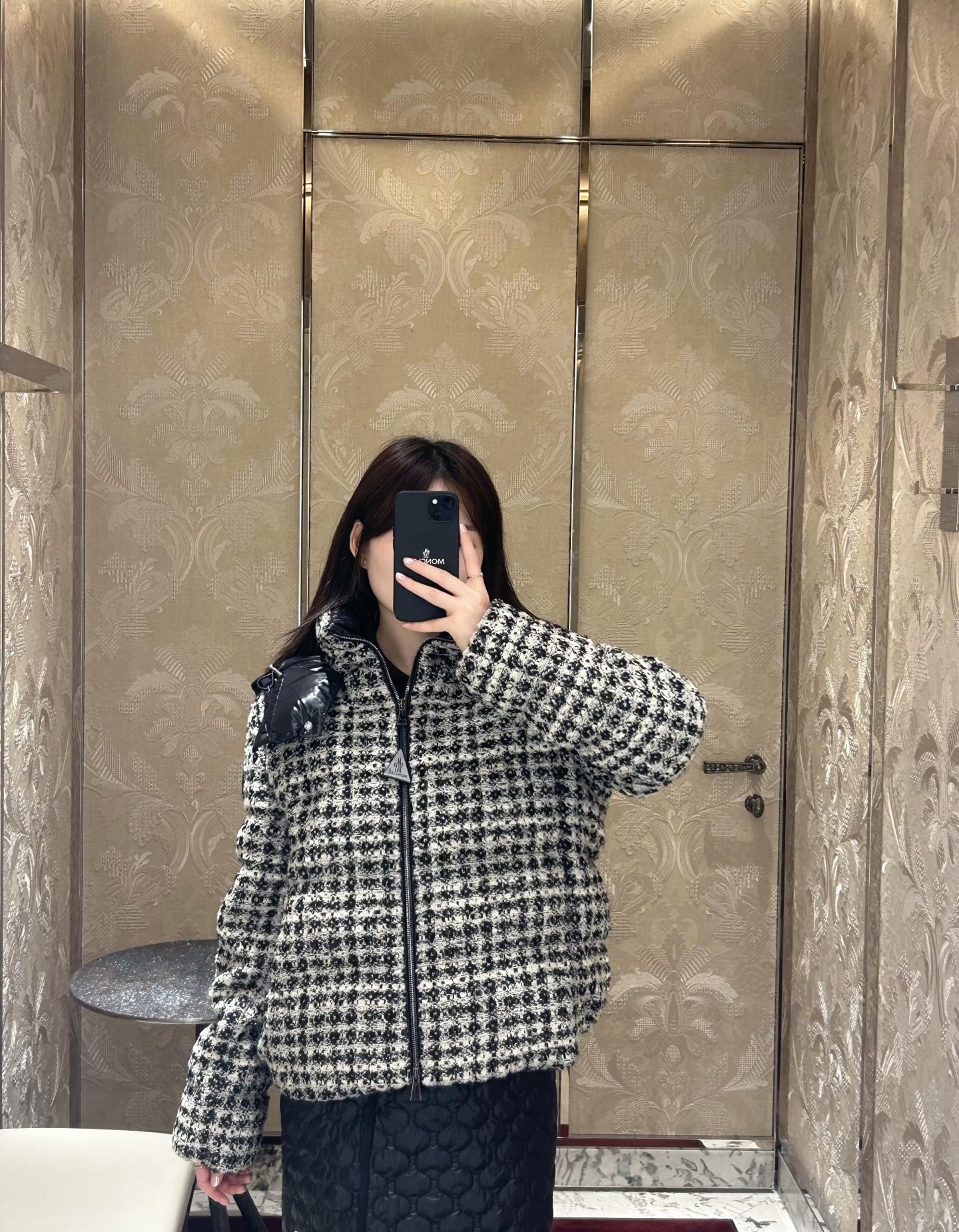 NO:576490,Mon*ler 25FW new autumn and winter ANDRONNE silk thread plaid Xiaoxiang woven fabric down jacket丨Exclusively developed by yb!  High quality production!  It is made of red, white and black two-color silk thread check pattern Xiaoxiang woven fabric, and is filled with high-fill down down. It is warm and elegant for autumn and winter. The neat short version is friendly to all body shapes and has French elegance and exquisite texture; it is spliced with brand logos.  The unique glossy down shoulder panels and detachable hood make it a perfect fit whether you're elegant for a dinner date or smart for commuting in the city, allowing you to switch freely between warmth and style. Available now in S/M/L,, down  jacket,hats,alexander wang19860909Mon*ler 25FW秋冬新款 ANDRONNE丝线格纹小香编织面料羽绒服丨独家yb开发！高版出品！采用红白、黑白双色丝线格纹小香编织面料,内里填充高蓬松度羽绒,秋冬穿着保暖又显贵.利落短款版型对各种身形友好,自带法式优雅的精致肌理；拼接品牌标志性的亮面羽绒肩片与可拆卸连帽,无论是晚宴赴约的优雅,还是都市通勤的干练,它都能精准契合,让你在温暖与格调间自由切换.现货发售S/M/L,,down jacket,hats,alexander wang,Women's clothing