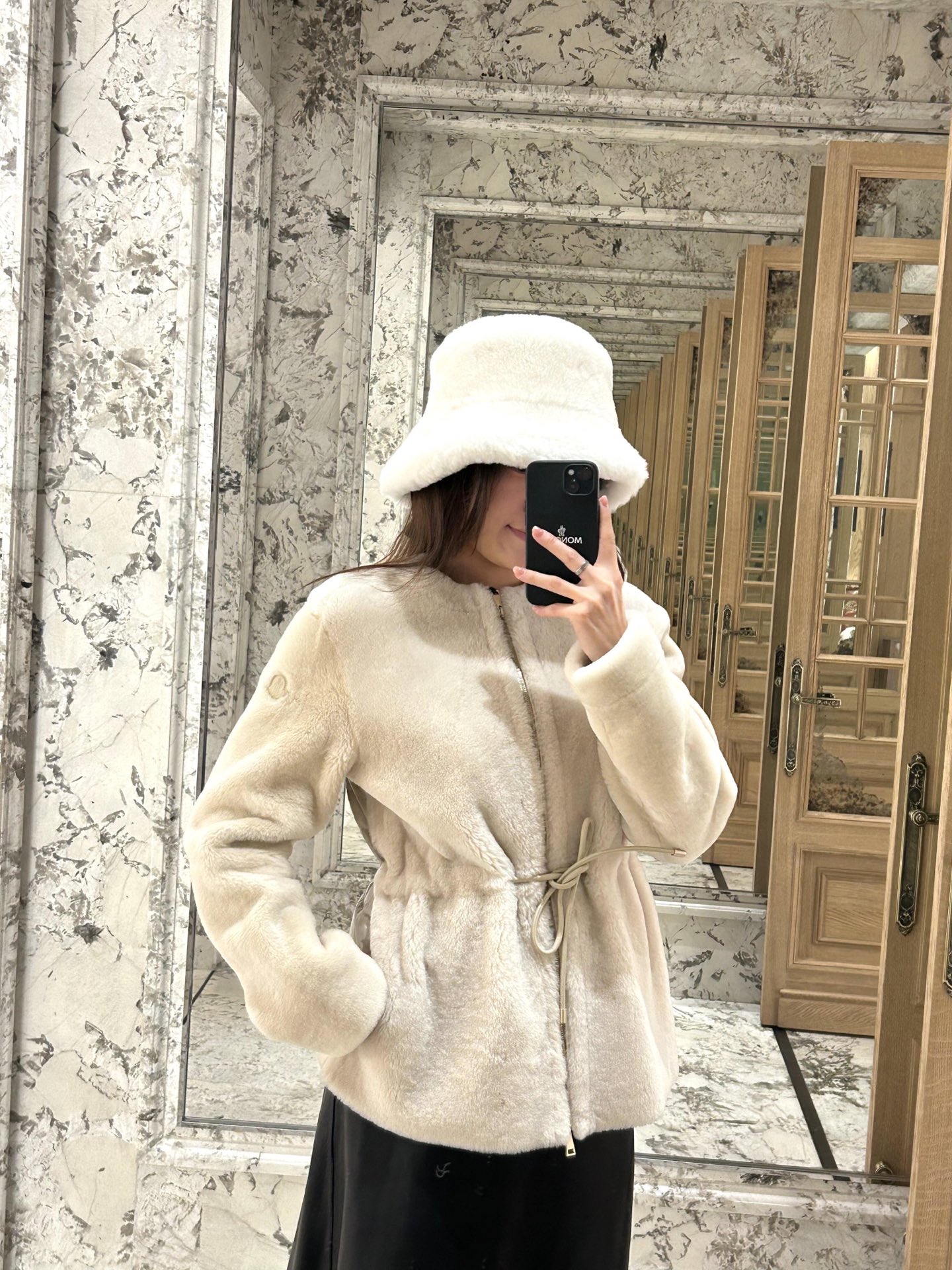 NO:579622,Moncl*r 25FW autumn and winter ladies series fur integrated down jacket丨Exclusively developed by yb!  High quality production!  Made of imported merino plush fabric with milky apricot color and soft mist, it feels like a cloud wrapping around your body, bringing with it a gentle and noble air. It is combined with lightweight down technology and has a hidden drawstring on the front so that the silhouette can be adjusted freely!  The metal zipper echoes the plush background color, and the pockets are integrated into the body lines to ensure practicality. It is not only a warm jacket, but also a carrier that weaves winter warmth and luxury style into daily life, making every time you wear it a dual enjoyment of elegance and comfort. Available in stock S/M/L,, jackets & coats, down jacket, alexander wang19860909Moncl*r 25FW秋冬贵妇系列 皮毛一体羽绒服外套丨独家yb开发！高版出品！选用奶杏色柔雾进口美丽奴毛绒面料,触之如云朵裹身,自带温柔贵气；结合轻量羽绒科技,前襟暗藏抽绳,可自由调节廓形！金属拉链与毛绒底色呼应,口袋融入衣身线条,既保证实用性,它不止是一件保暖外套,更是将冬日暖意与高奢格调织进日常的载体,让每一次穿着,都是贵气与舒适的双重享受.现货发售S/M/L,,jackets & coats,down jacket,alexander wang,Women's clothing