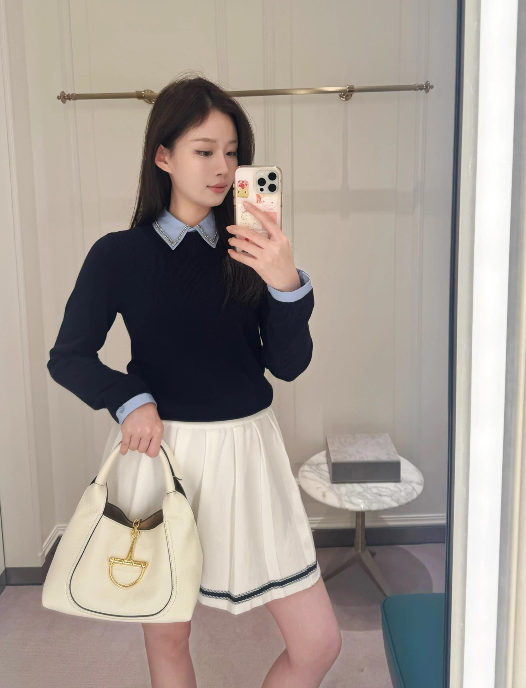 NO:591327,Gucc* 25FW new autumn and winter new diamond collar fake two-piece wool sweater丨Exclusively developed by yb!  High quality production!  It is made of fine high-density wool knitted fabric, which feels soft and skin-friendly, and has good drape and stiffness. The edge of the shirt collar is inlaid with rows of sparkling diamonds. The rhombus-shaped diamond decorations reflect the fine luster under the light. The main part is navy blue knitted fabric.  The body is spliced with light blue shirt collar + cuffs, and the shirt-style button placket design is retained on the back, breaking the monotony of solid color knitting, visually creating a layered sense of 'knitted stacked shirt', eliminating the worry of matching, and wearing it with one click to create a relaxed college look!  Available in stock S/M/L,,gucci,shirts,alexander wang19860909Gucc* 25FW秋冬新款 钻饰领假两件羊毛针织衫丨独家yb开发！高版出品！采用细腻高密羊毛针织面料,触感软糯亲肤,同时兼具良好的垂坠感与挺括度,衬衫领边缘镶嵌满排闪钻,菱形排布的钻饰在光线下折射细碎光泽,藏青针织主体拼接浅蓝衬衫领+袖口,后背保留衬衫式纽扣开襟设计,打破纯色针织的单调,视觉上营造“针织叠衬衫”的层次感,省去搭配烦恼,一键穿出松弛学院感！现货发售S/M/L,,gucci,shirts,alexander wang,Women's clothing