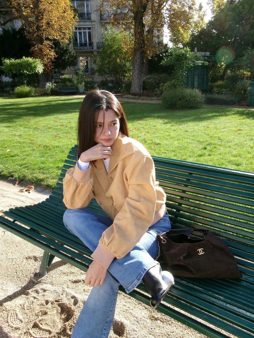 NO:576590,Chan*l 25K high-end handmade workshop series double C round button lapel shawl suede jacket | exclusive high-end version!  Made of fine suede fabric, it feels soft and skin-friendly, with a warm autumn texture; the wide lapels hang naturally like a shawl, and Chanel's iconic double-C metal round buckles are used on the placket and pockets, with a matte gold texture and warmth.  The suede echoes, and the slightly loose short cut is suitable for various body shapes. The combination of lantern sleeves + ribbed cuffs softens the shoulder line while adding a retro girly feel. Ready for sale S/M/L,, chanel, jackets  & coats,jackets & coats,chamois leather,shawls,alexander wang19860909Chan*l 25K高级手工坊系列 双C圆扣翻领披肩麂皮夹克外套丨独家高版出品！选用细腻绒面麂皮面料,触感软糯亲肤,自带温暖的秋日质感；宽幅翻领自然垂落如披肩,门襟与口袋处均采用Chanel标志性双C金属圆扣,哑光金质感与暖调麂皮呼应,微宽松的短款剪裁适配各种身形,灯笼袖+罗纹袖口的组合,柔化肩线的同时增添复古少女感.现货发售S/M/L,,chanel,jackets & coats,jackets & coats,chamois leather,shawls,alexander wang,Women's clothing