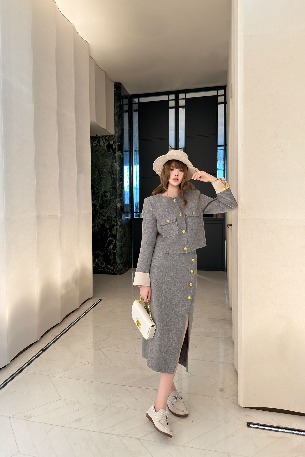 NO:576620,Celin* 25FW new autumn and winter style gray tone gold button small jacket + skirt set丨Exclusive high-end version!  The fabric has a high-end feel with a matte texture, and the round neck + slight shoulder pad design weakens the formal feeling while modifying the shoulder and neck lines; the chest flap pocket echoes the golden metal buttons, and the retro metallic luster becomes the finishing touch in the cold gray; the cuffs are spliced with velvet piping, and the skirt is slim-fitting  Long style + side slit cut, the skin is uniquely warm and waxy in autumn and winter; the low-saturated smoky gray tone is suitable for all occasions, unobtrusive but with a cool atmosphere, which is the basis of French elegance. Ready for sale S/M/L,,celine,skirts,jackets  & coats,alexander wang19860909Celin* 25FW秋冬新款 灰调金扣小外套+半身裙套装丨独家高版出品！面料自带哑光肌理的高级感,圆领+微垫肩设计,弱化正式感的同时修饰肩颈线条；胸前翻盖口袋与金色金属纽扣呼应,复古金属光泽成为冷调灰里的点睛之笔；袖口拼接丝绒滚边,半裙修身中长款+侧开衩剪裁,触肤是秋冬独有的暖糯；低饱和烟灰色调适配所有场合,不张扬却自带清冷氛围,是法式优雅的底色.现货发售S/M/L,,celine,skirts,jackets & coats,alexander wang,Women's clothing