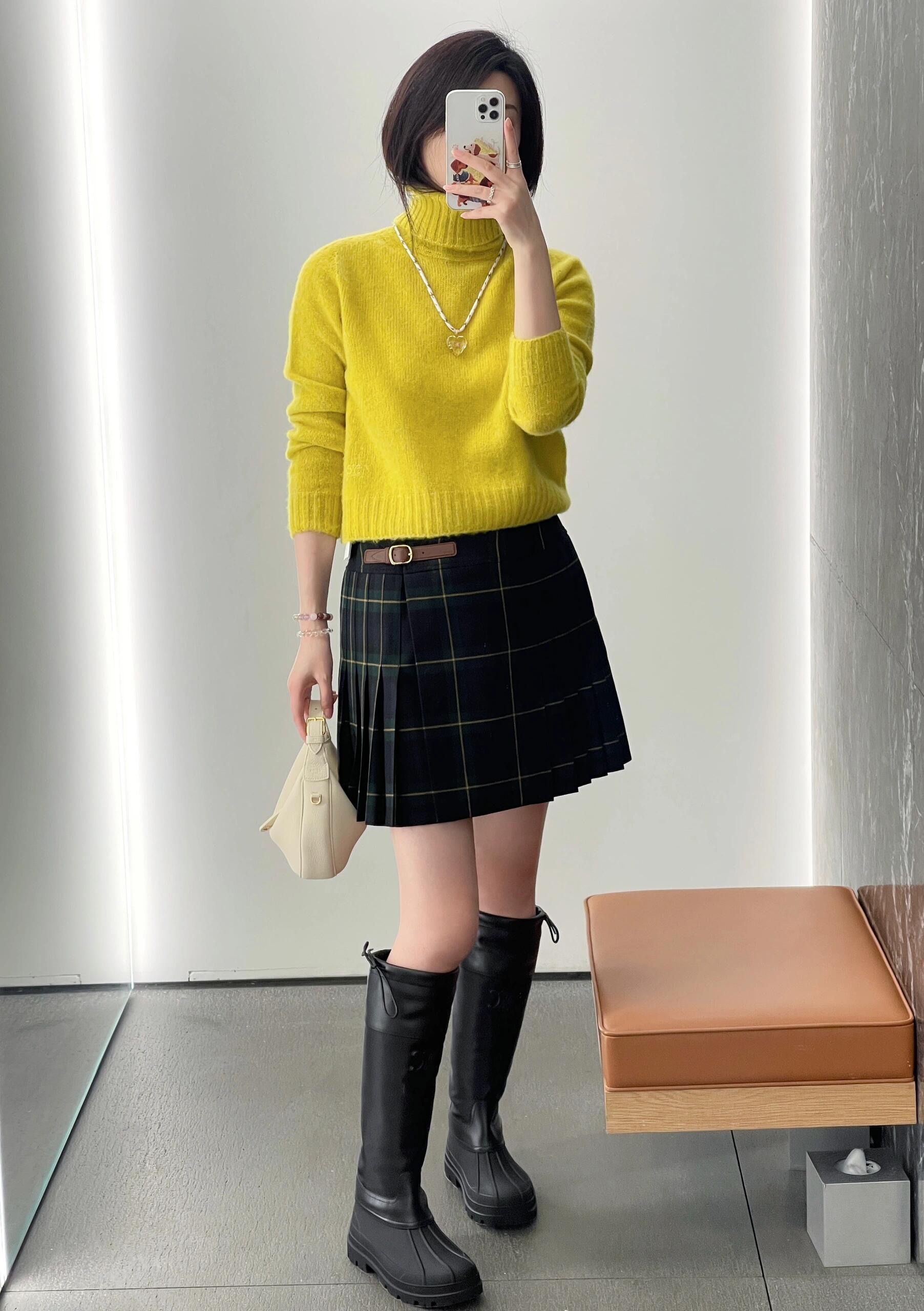 💰批410 🆕Celin* 25FW秋冬新款 柠檬黄高领羊毛针织衫丨⚠独家yb开发！高版出品！100%羊毛面料，自带轻盈蓬松的柔雾感，贴肤不扎、经典高领设计，既能包裹住颈间暖意，又能营造慵懒随性的松弛感；微标刺绣藏在细节处，短款版型适配各种身形，轻松优化身材比例。现货发售S/M/L