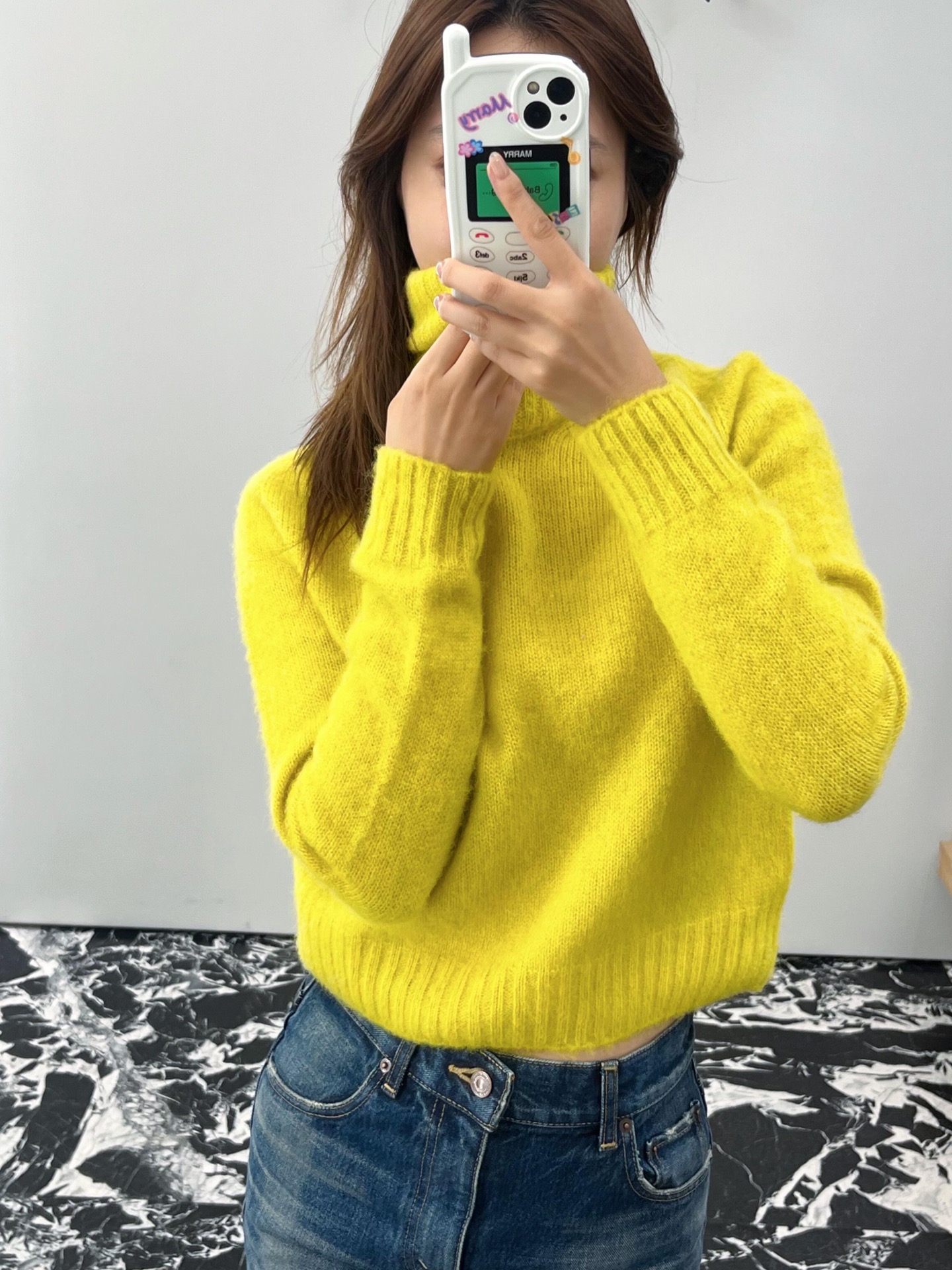 💰批410 🆕Celin* 25FW秋冬新款 柠檬黄高领羊毛针织衫丨⚠独家yb开发！高版出品！100%羊毛面料，自带轻盈蓬松的柔雾感，贴肤不扎、经典高领设计，既能包裹住颈间暖意，又能营造慵懒随性的松弛感；微标刺绣藏在细节处，短款版型适配各种身形，轻松优化身材比例。现货发售S/M/L
