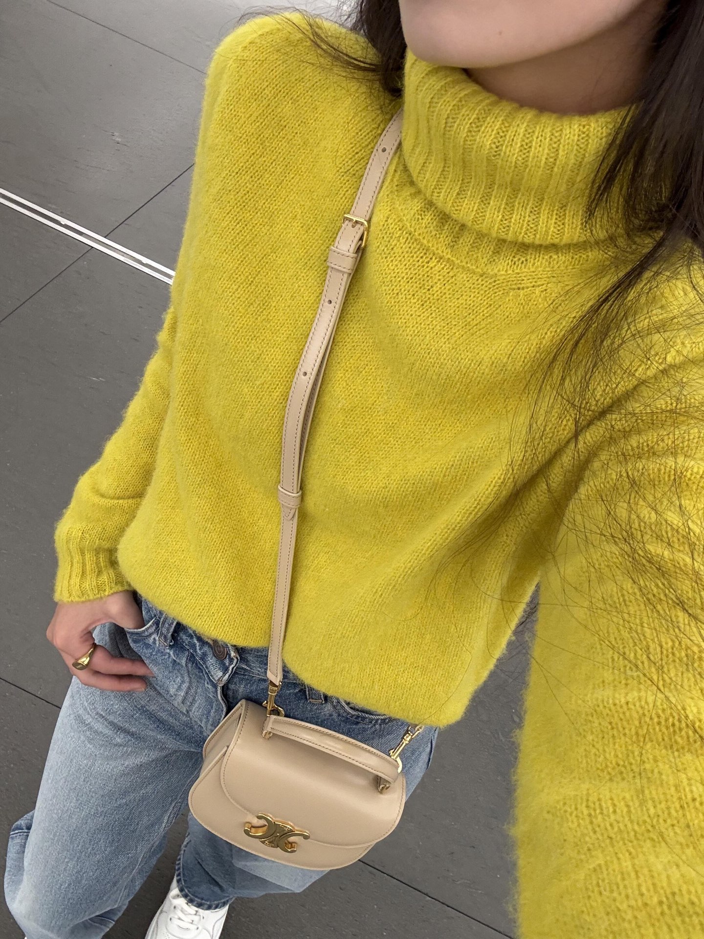 💰批410 🆕Celin* 25FW秋冬新款 柠檬黄高领羊毛针织衫丨⚠独家yb开发！高版出品！100%羊毛面料，自带轻盈蓬松的柔雾感，贴肤不扎、经典高领设计，既能包裹住颈间暖意，又能营造慵懒随性的松弛感；微标刺绣藏在细节处，短款版型适配各种身形，轻松优化身材比例。现货发售S/M/L