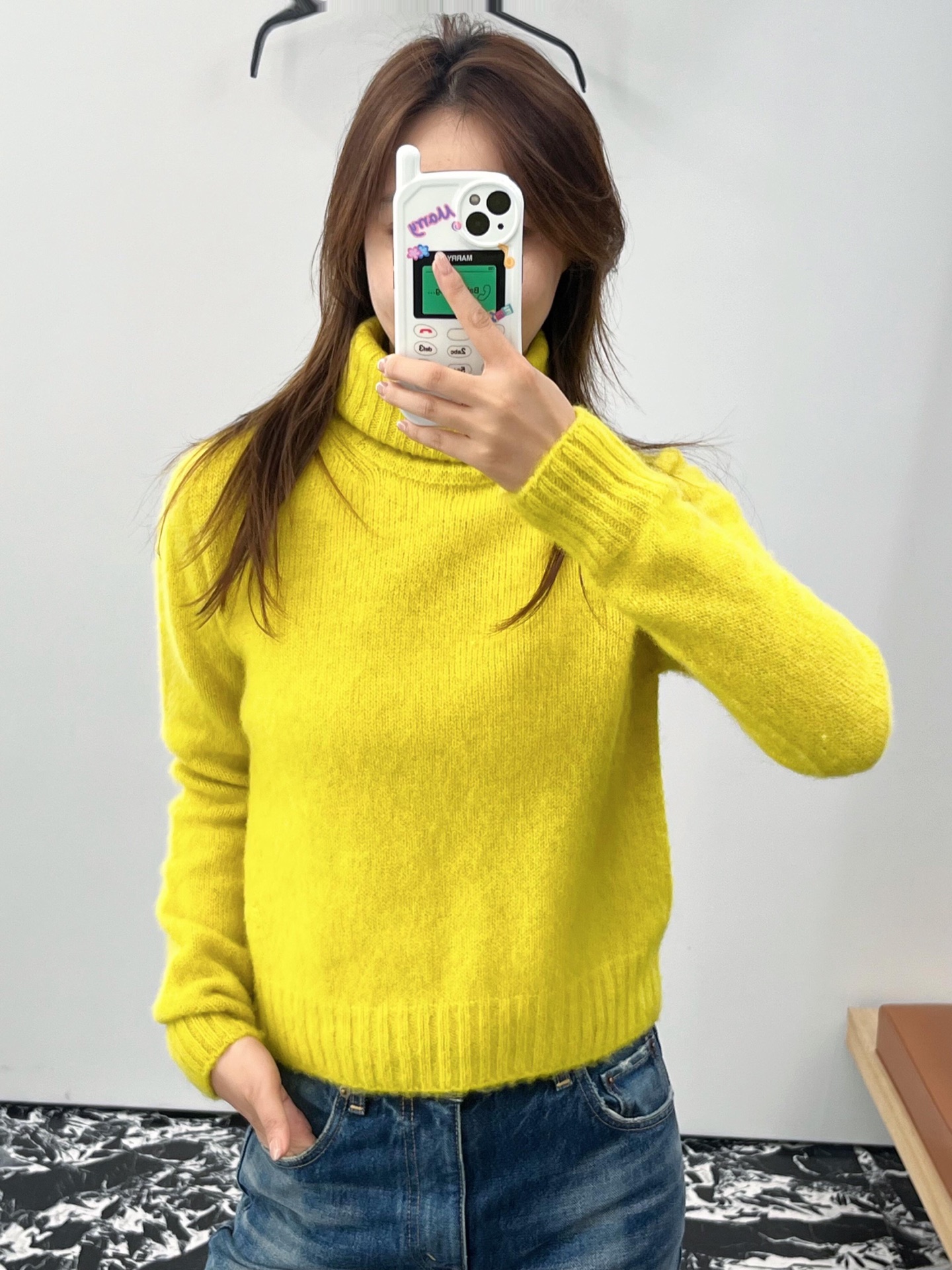 💰批410 🆕Celin* 25FW秋冬新款 柠檬黄高领羊毛针织衫丨⚠独家yb开发！高版出品！100%羊毛面料，自带轻盈蓬松的柔雾感，贴肤不扎、经典高领设计，既能包裹住颈间暖意，又能营造慵懒随性的松弛感；微标刺绣藏在细节处，短款版型适配各种身形，轻松优化身材比例。现货发售S/M/L